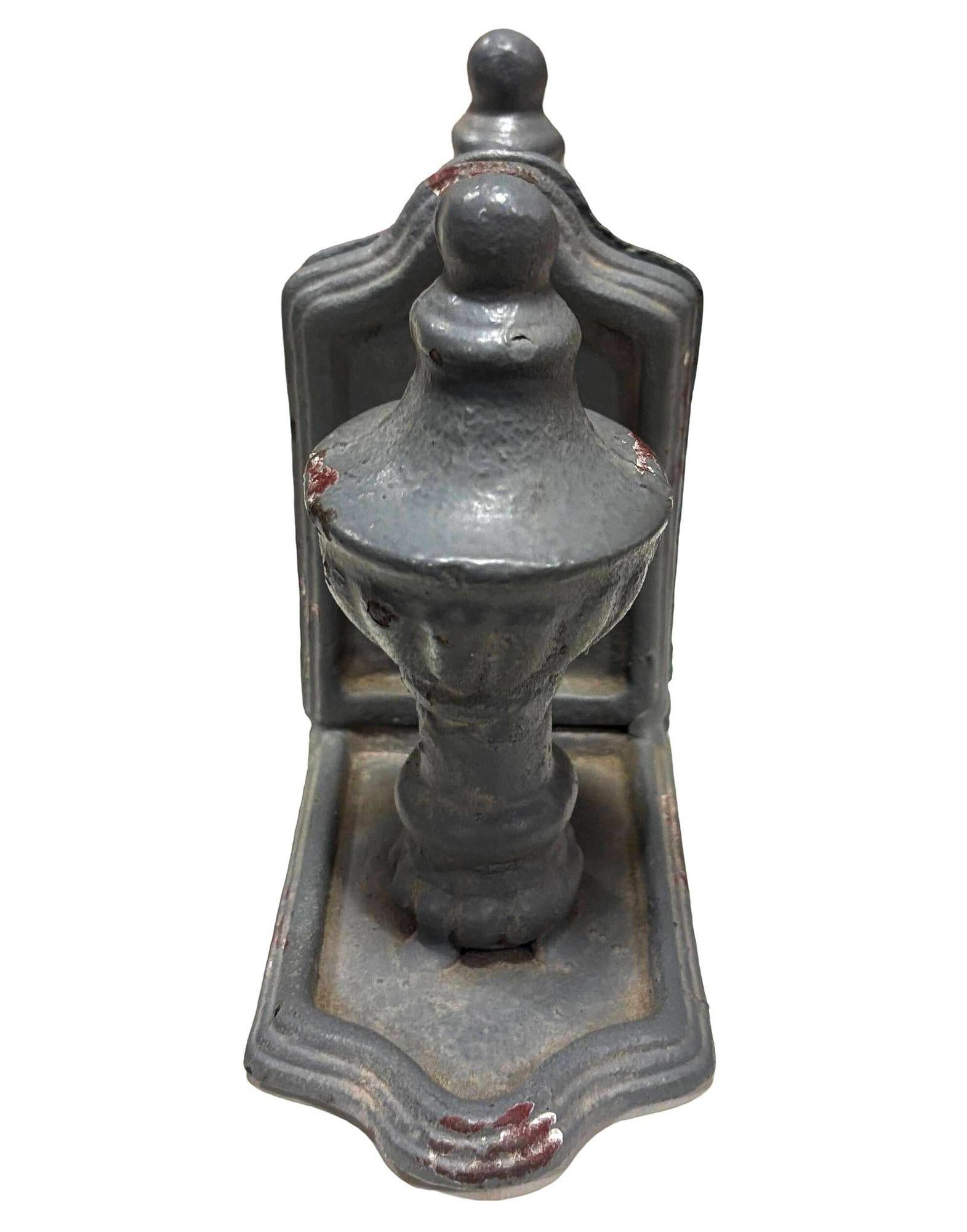 Milieu du XXe siècle Paire de serre-livres en fonte émaillée gris de style colonial en vente