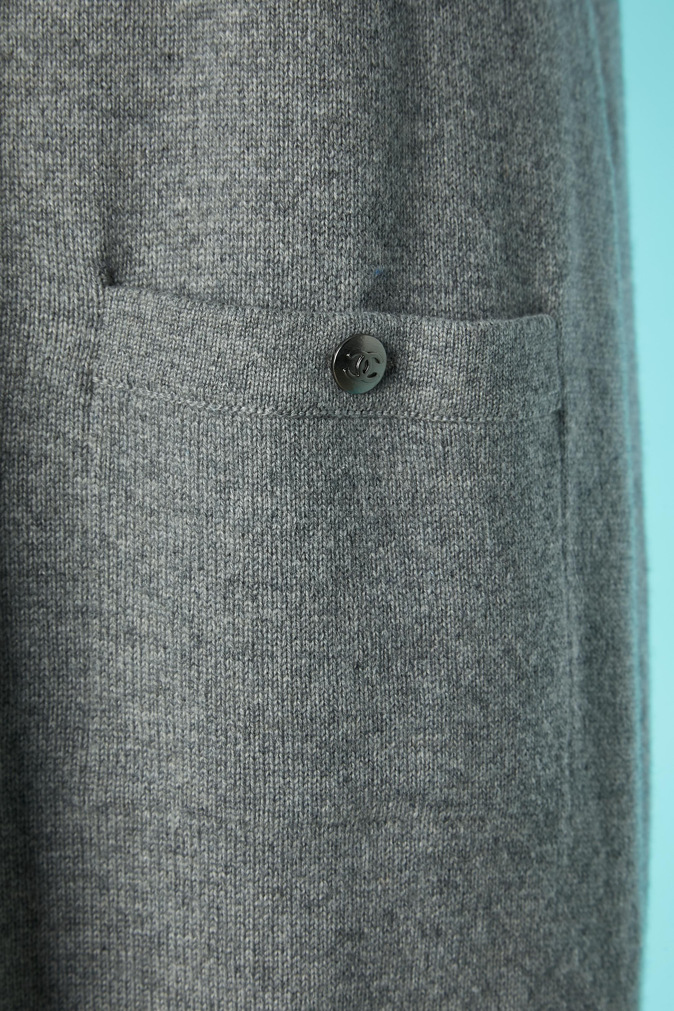 Graues Kaschmirkleid mit kurzen Ärmeln. Tasche mit Markenknopf und Knopfloch auf beiden Seiten. 
GRÖSSE 44 (Fr) 14 (US) L 