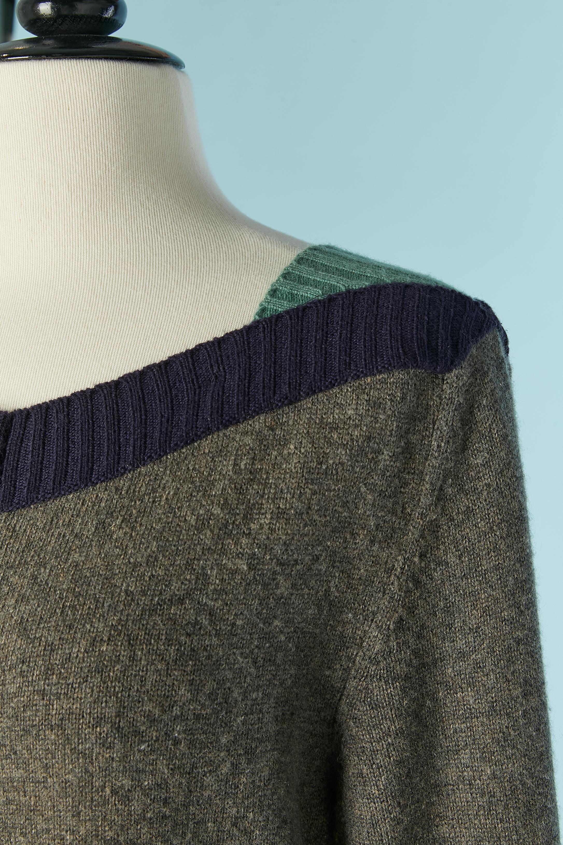 Vestido de punto de cachemira gris con borde morado y verde. Botón de marca y un botón y cierre de ojal (el último en la parte inferior delantera) Los bolsillos están cosidos, pero se pueden abrir 
TALLA L 