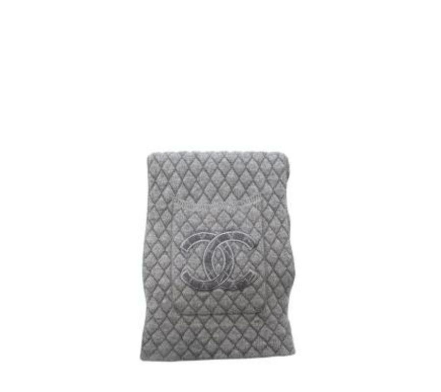 Chanel Grauer gesteppter Kaschmirschal XL
 
 - Weicher Griff, luxuriöses schottisches Kaschmir in 2 Tongrau-Tönen
 - Signatur-Diamant-Steppmuster
 - Patch-Taschen an beiden Enden, von denen eine mit dem CC-Logo versehen ist 
 
 Materialien:
 96%