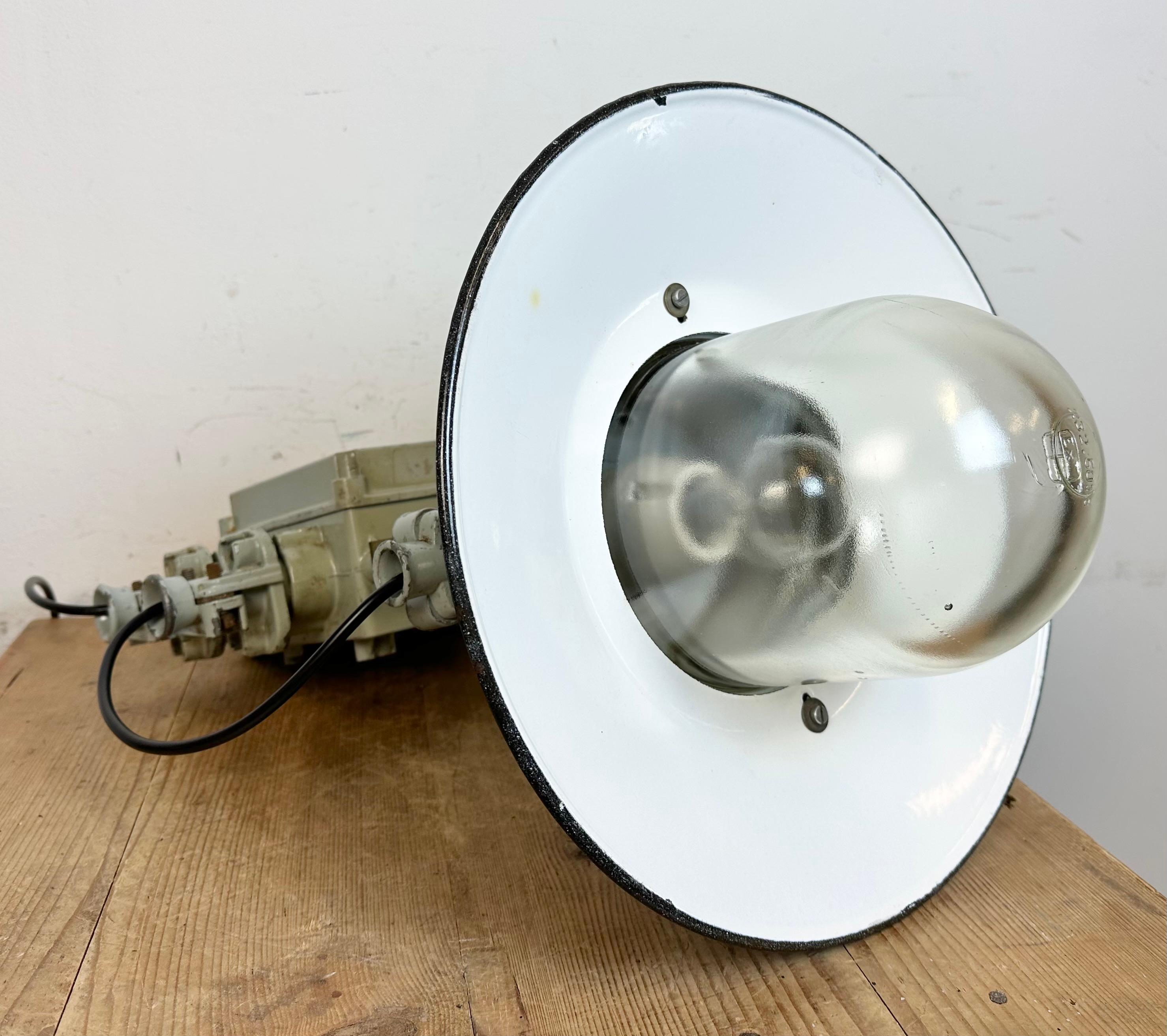 Explosion Proof-Lampe aus grauem Aluminiumguss mit emailliertem Schirm, 1970er Jahre im Angebot 14