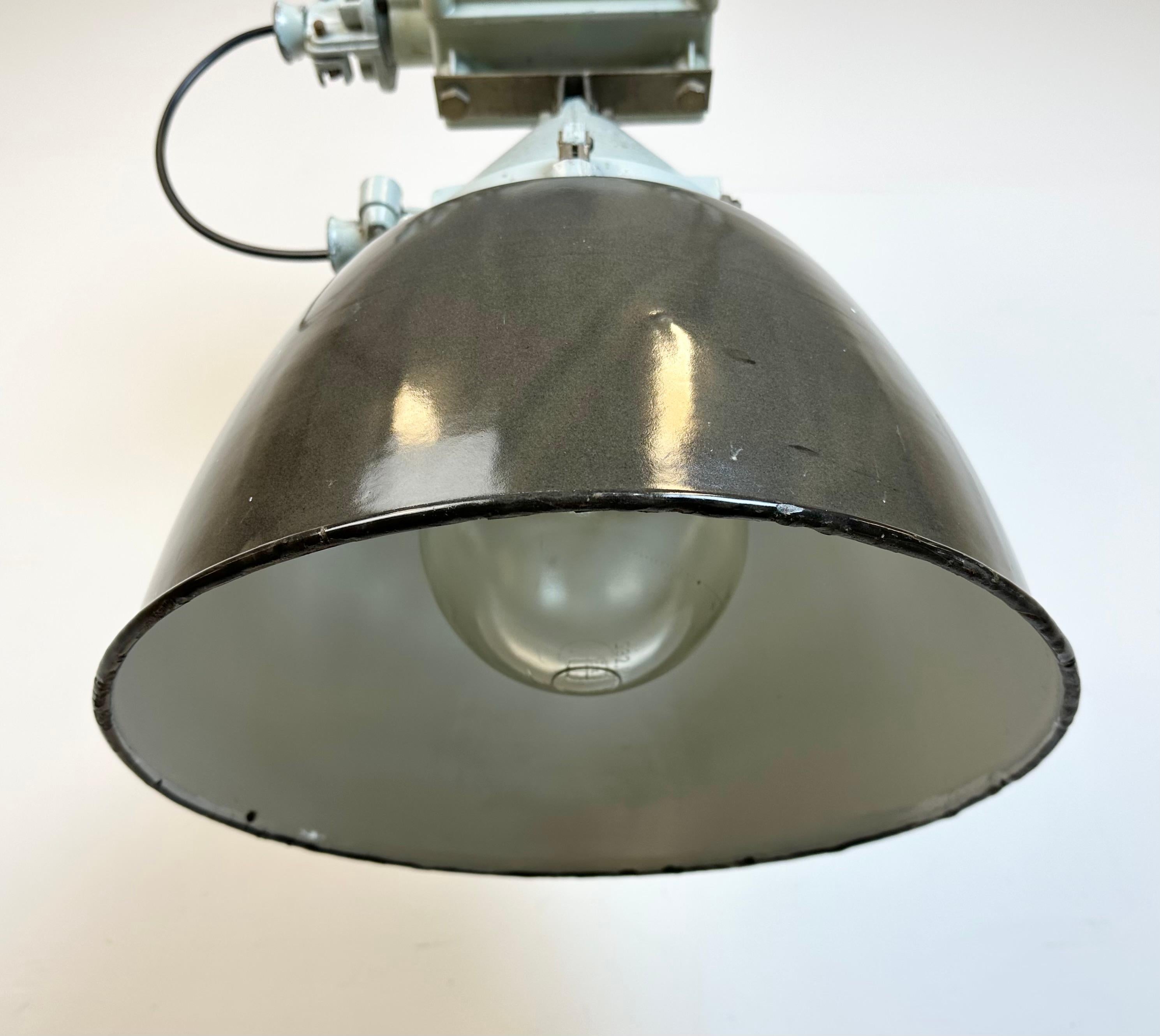 Explosion Proof-Lampe aus grauem Aluminiumguss mit emailliertem Schirm, 1970er Jahre (Ende des 20. Jahrhunderts) im Angebot