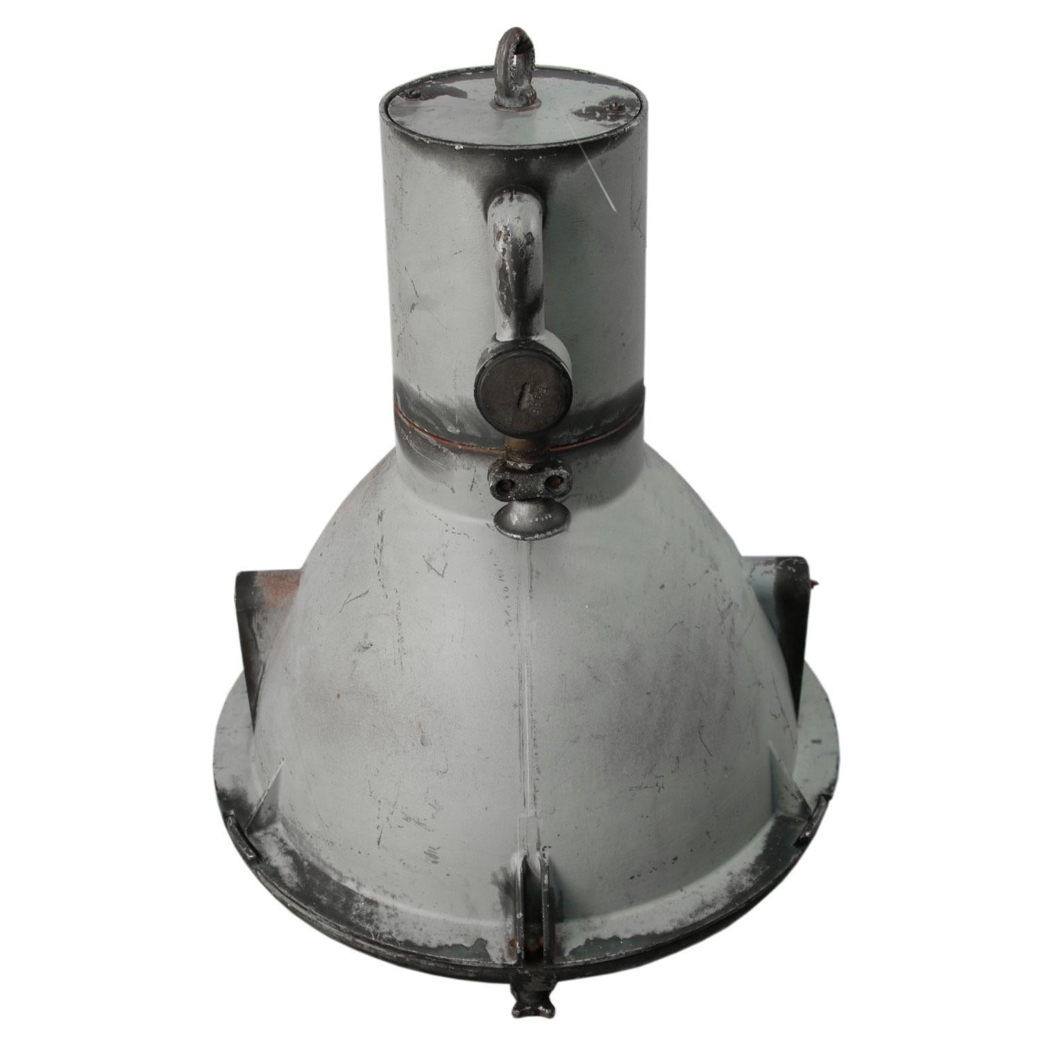 Industrial hanging lamp.
Grey cast aluminum and metal.
Clear glass

Weight: 13.50 kg / 29.8 lb

Priced per individual item. All lamps have been made suitable by international standards for incandescent light bulbs, energy-efficient and LED bulbs.