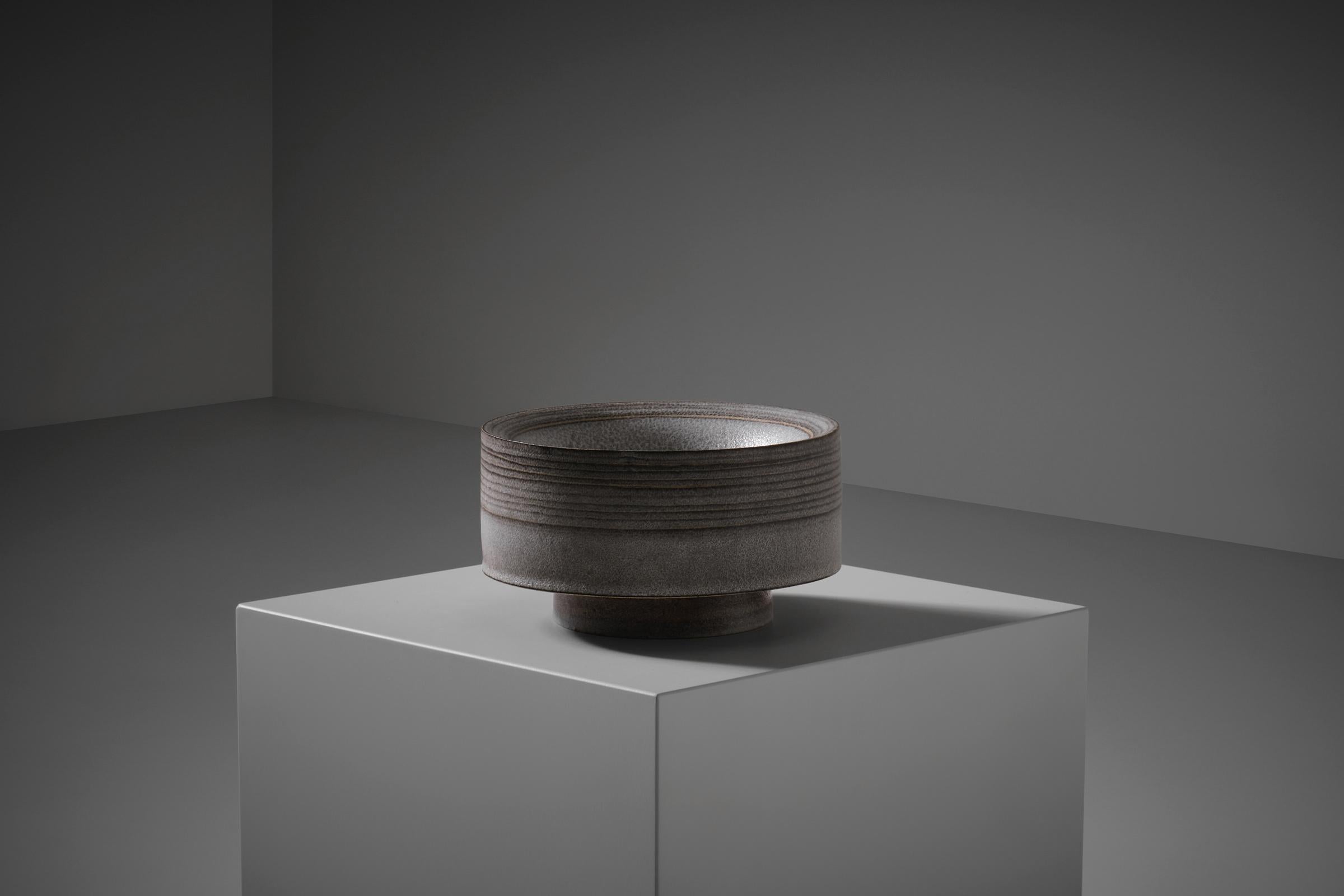 Ceramic bowl by Carlo Zauli, Italy, 1960s. Beautiful strong shape in a nice neutral grey brownish ceramic with a refined yet minimal line decoration in dark brown. The lines create a nice contrast with the lighter surface and points out the circular