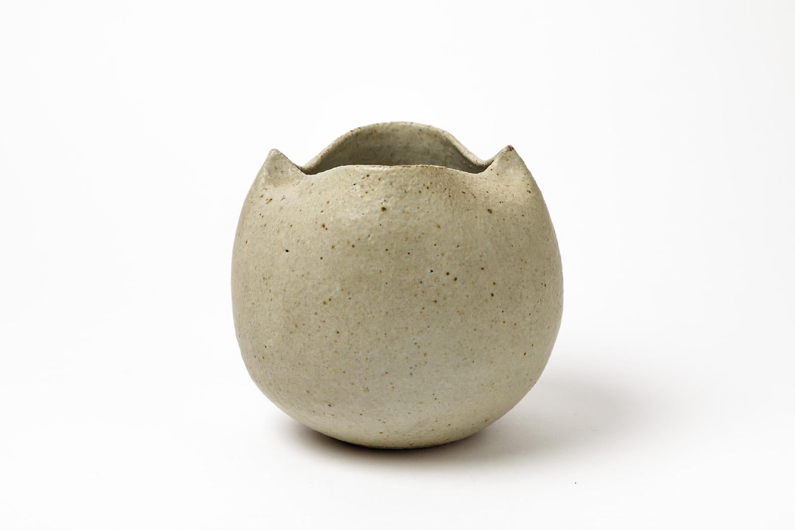 Michel Lêvèque 

Ceramic stoneware vase realized by French artist.

Midcentury form and stoneware ceramic effect.

Signed under the base, circa 1980.

Excellent original condition

Dimensions: 15 x 15 x 15cm.