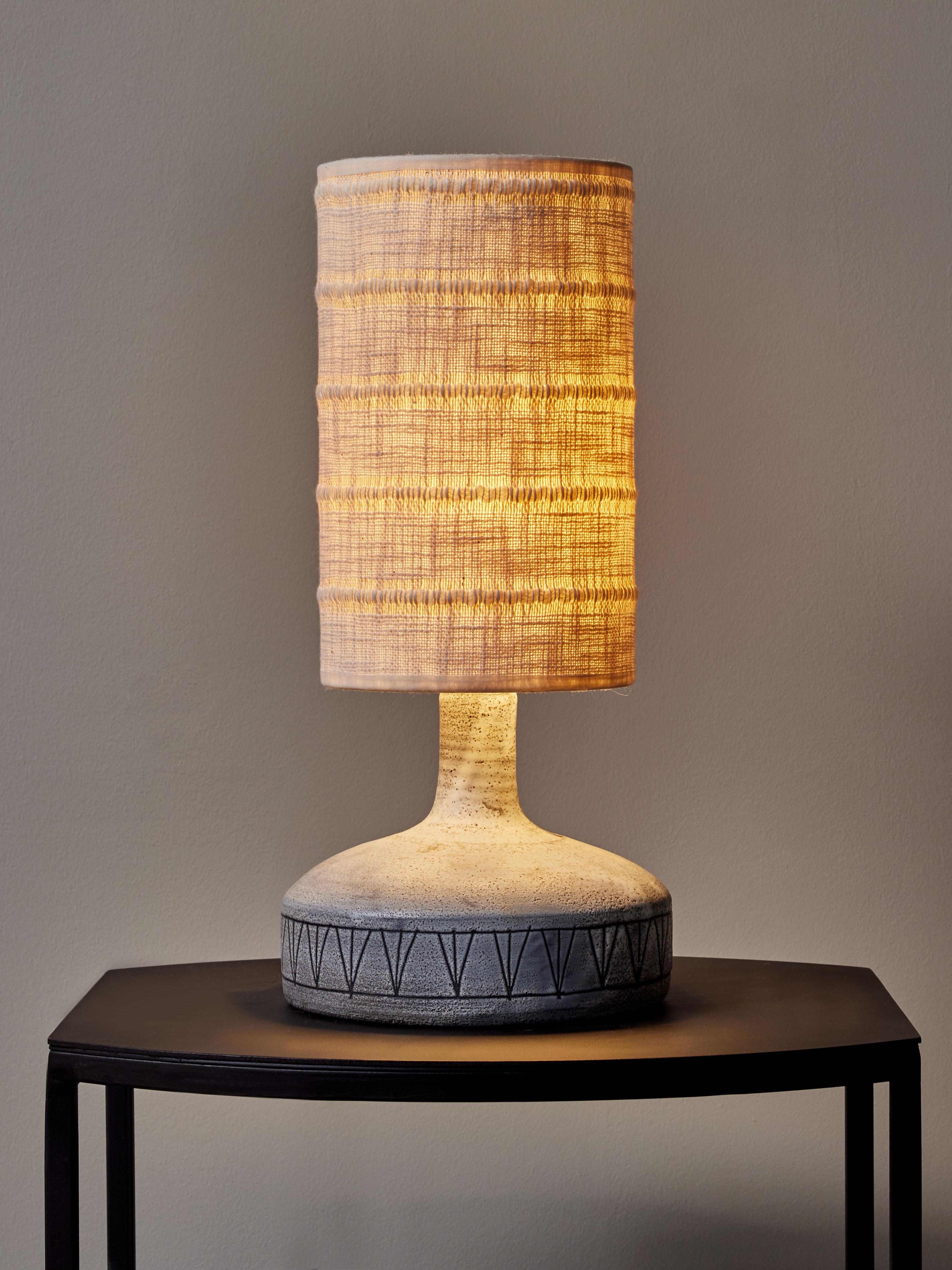 Mid-Century Modern Lampe de table en céramique grise de Jacques Pouchain en vente