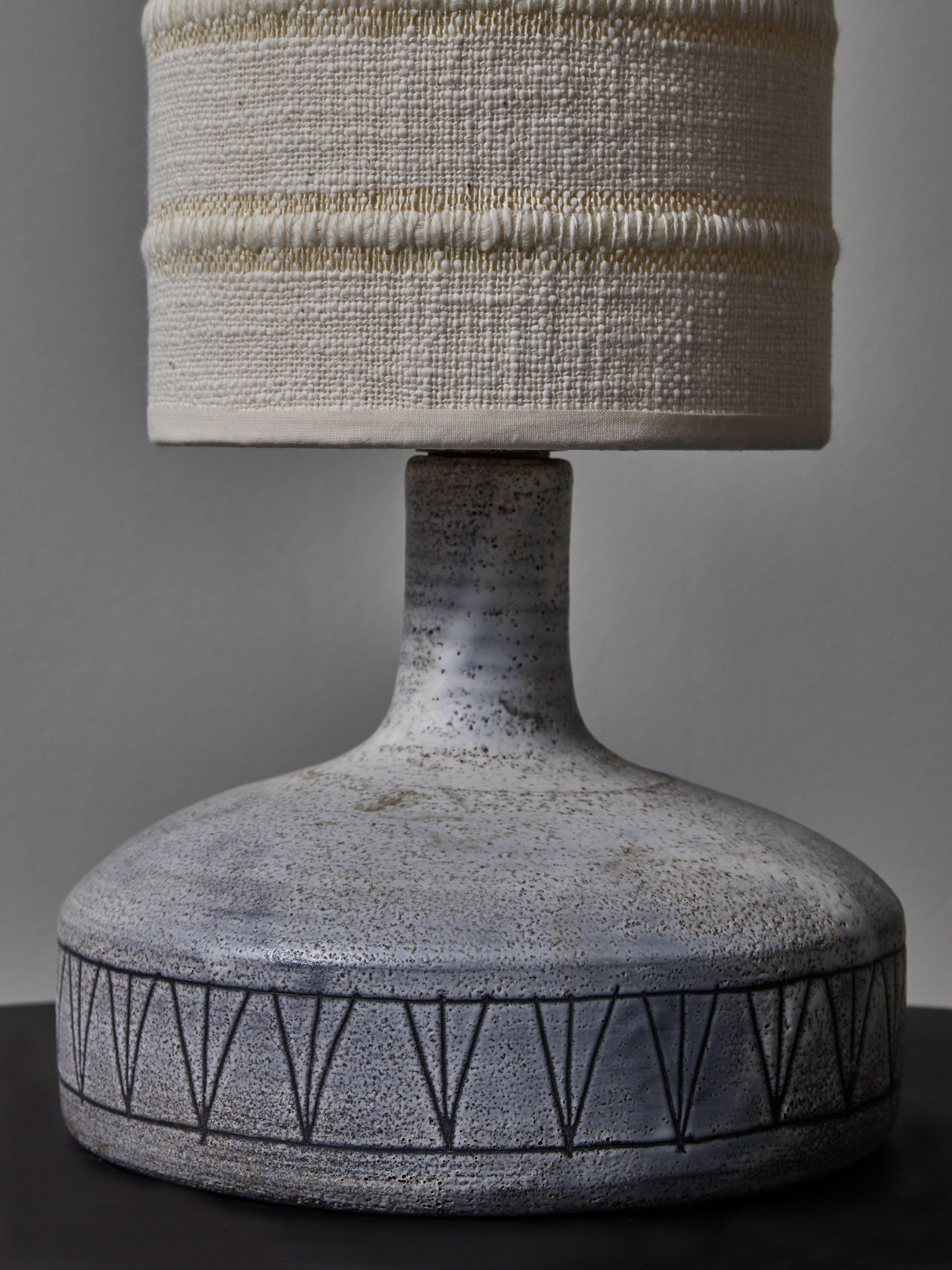 Graue Keramik-Tischlampe von Jacques Pouchain (Französisch) im Angebot