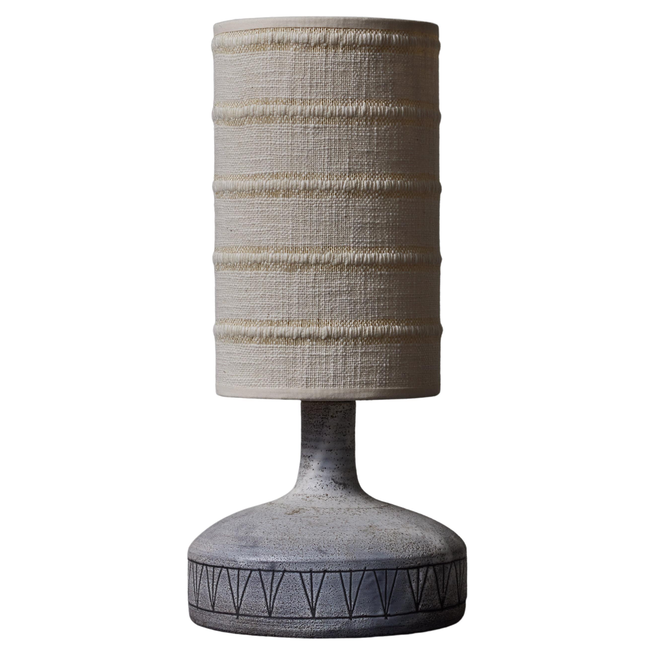 Graue Keramik-Tischlampe von Jacques Pouchain im Angebot