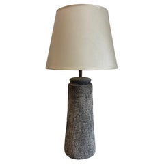 Graue Keramik-Tischlampe