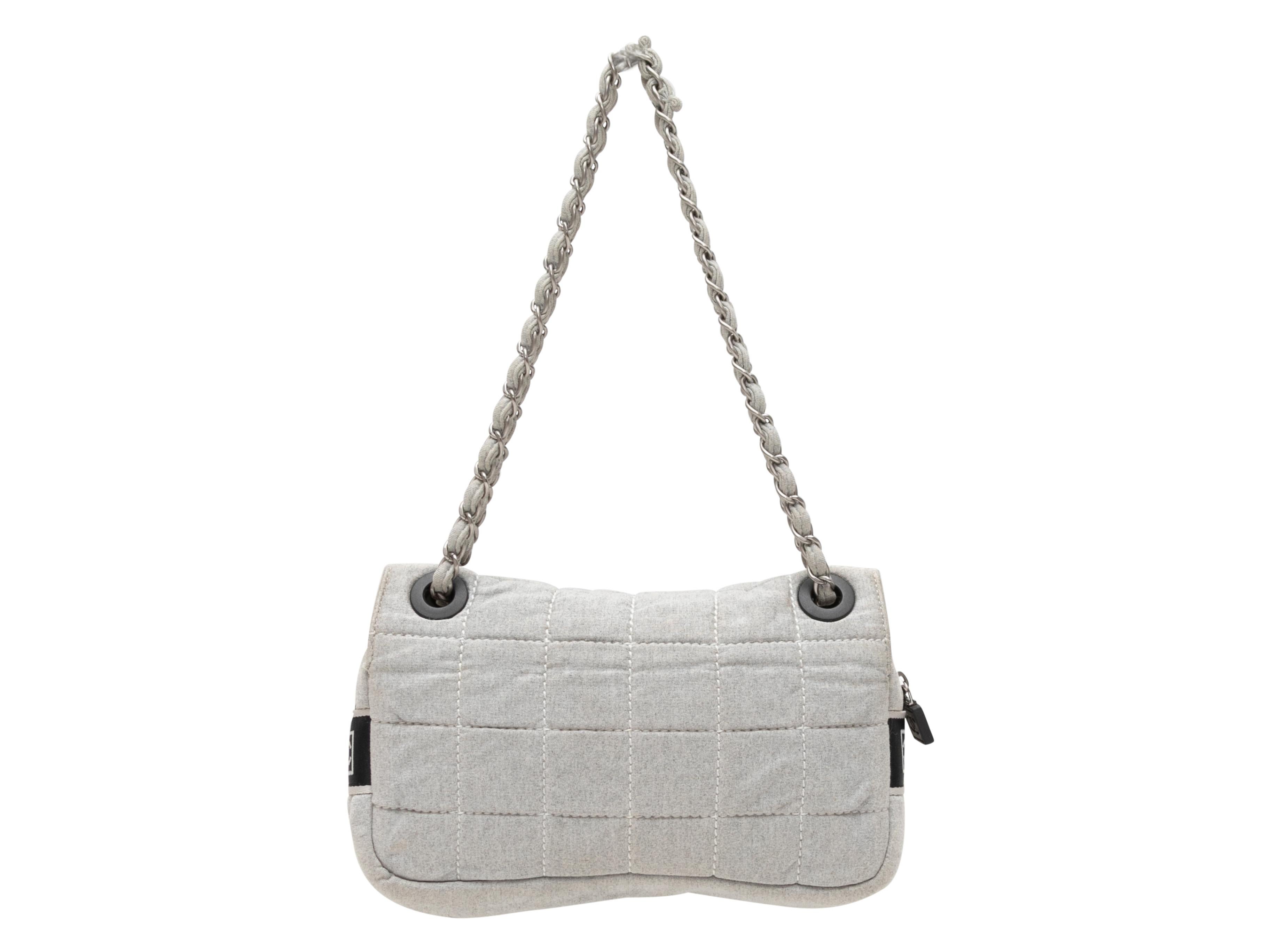 Bolso de hombro Chanel 2006 de punto acolchado gris en Bueno estado para la venta en New York, NY