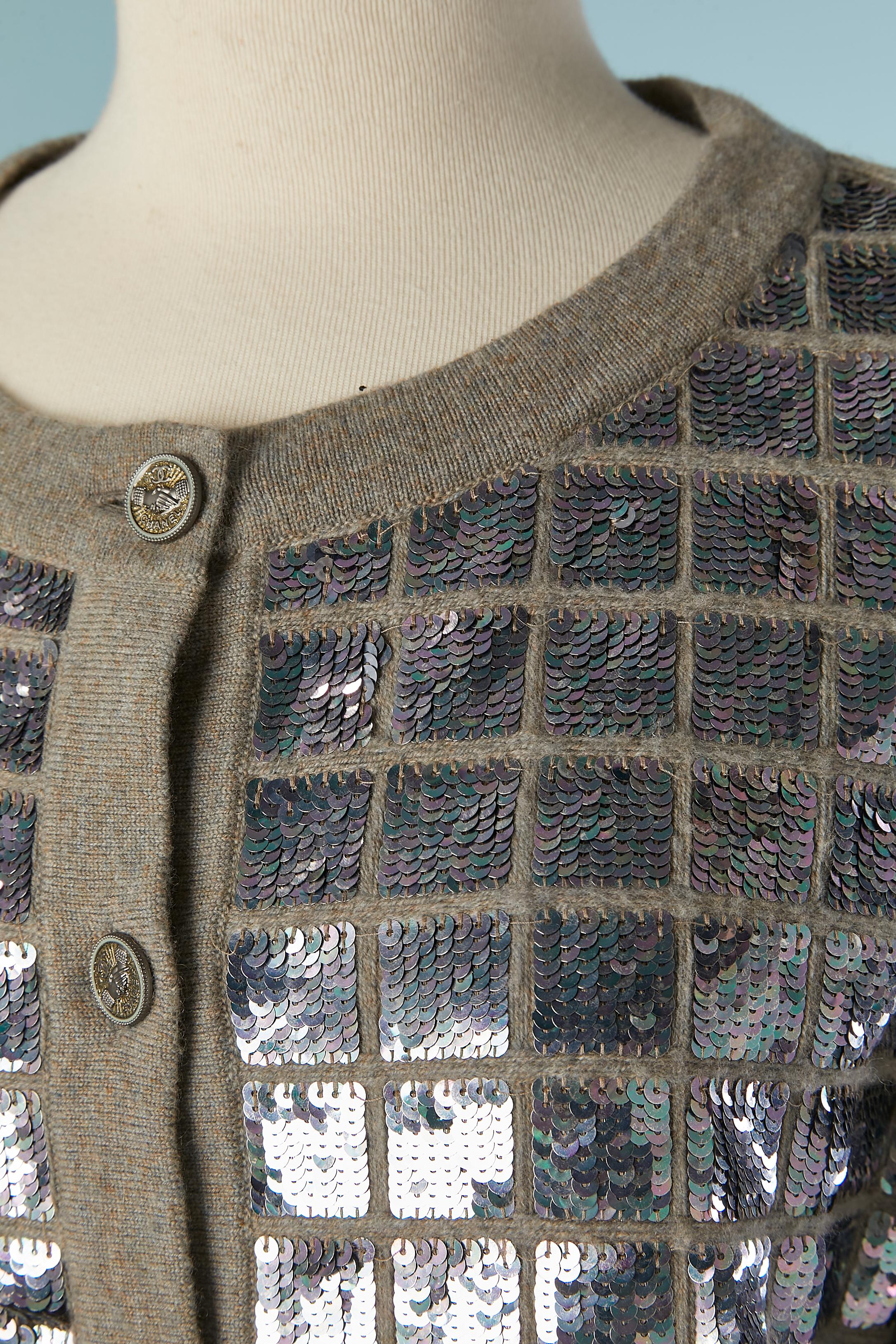 Graue Chiné-Kaschmir-Strickjacke mit silberner Pailletten-Verzierung CHANEL (Silber) im Angebot