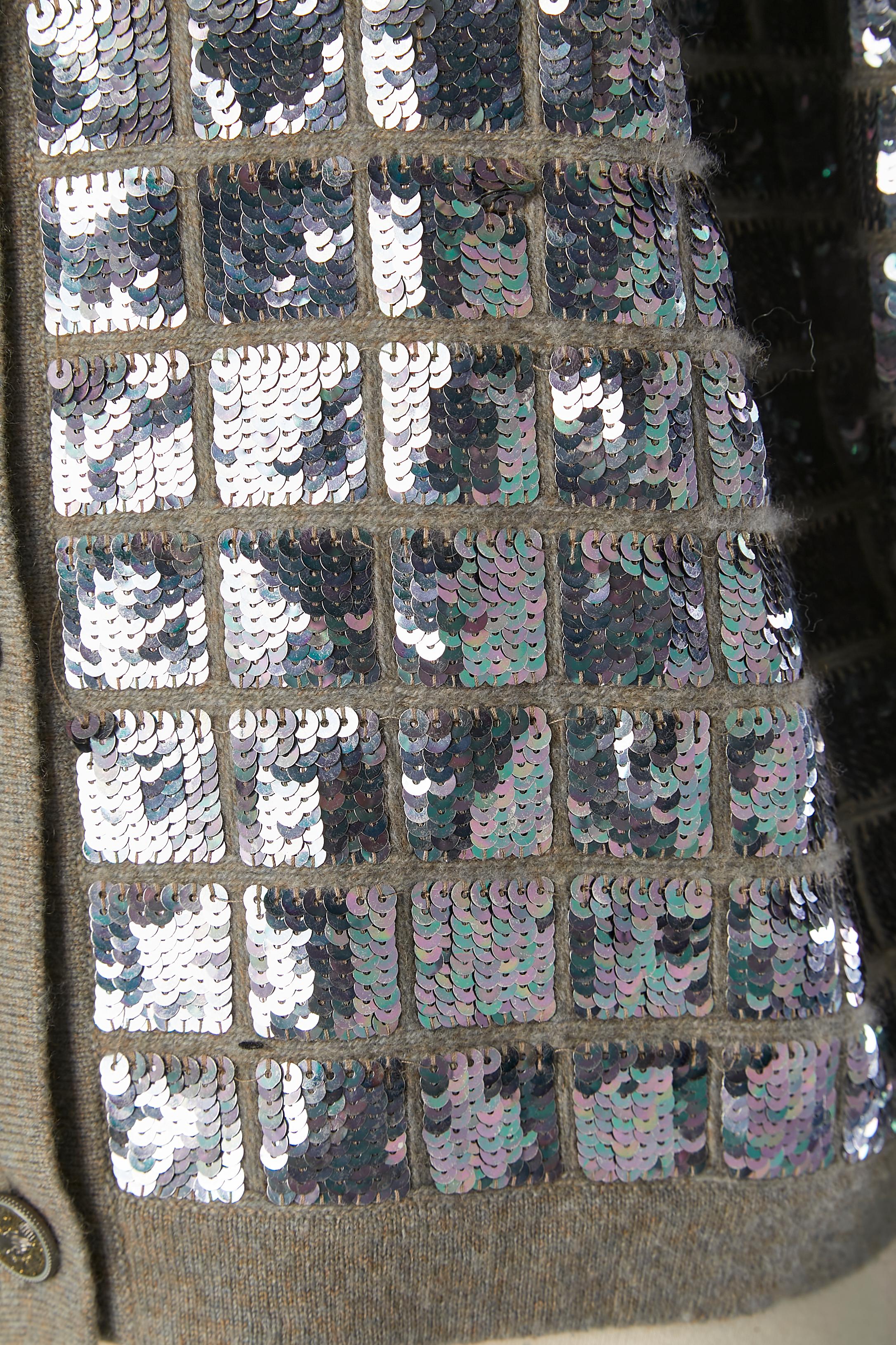 Graue Chiné-Kaschmir-Strickjacke mit silberner Pailletten-Verzierung CHANEL im Zustand „Hervorragend“ im Angebot in Saint-Ouen-Sur-Seine, FR