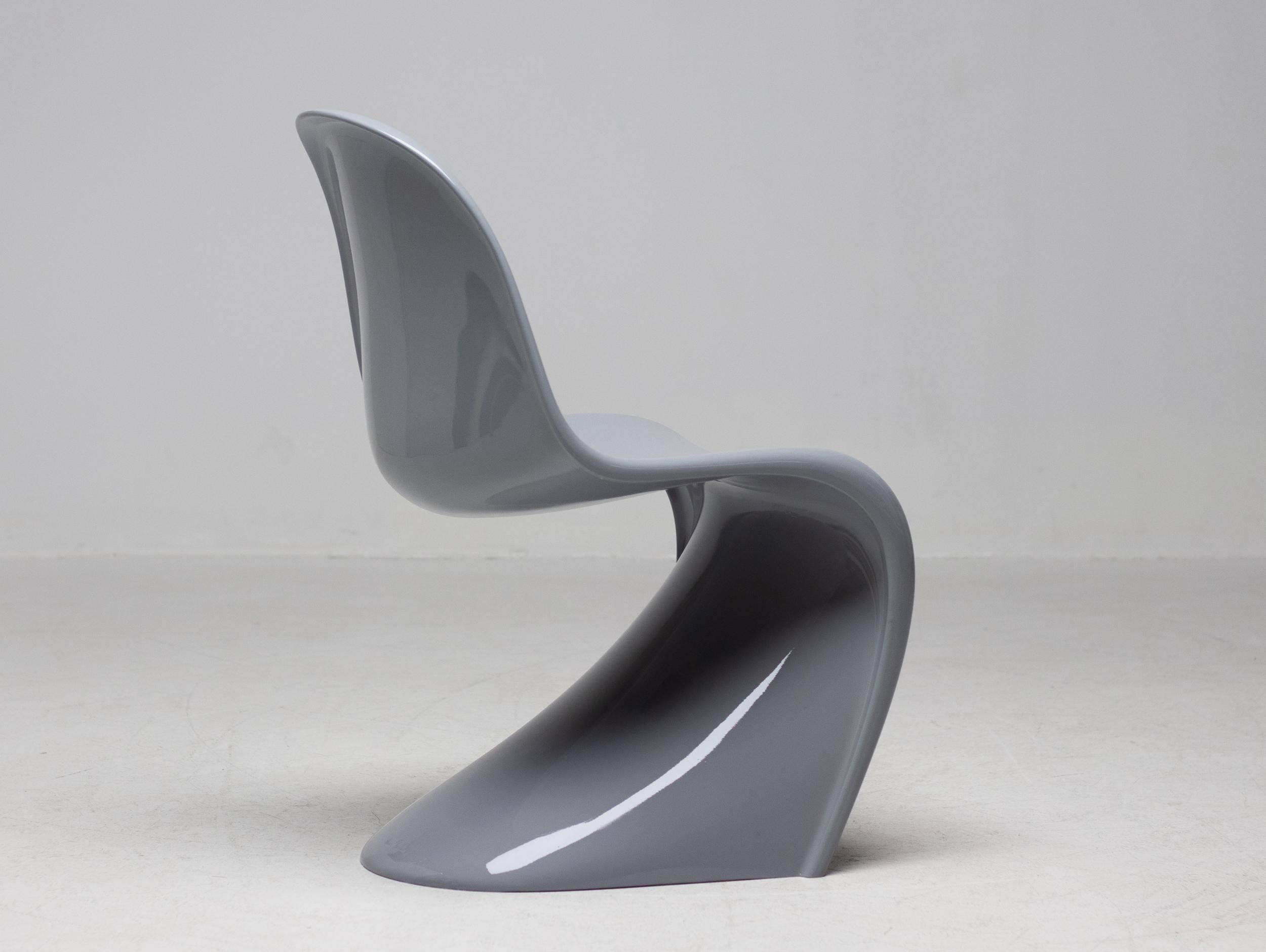 Captivé par le potentiel du plastique, le designer danois Verner Panton a créé la première chaise monobloc moulée par injection. À l'origine, la chaise a été fabriquée par Vitra avec de la mousse de résine polyester Baydur HR moulée à froid et