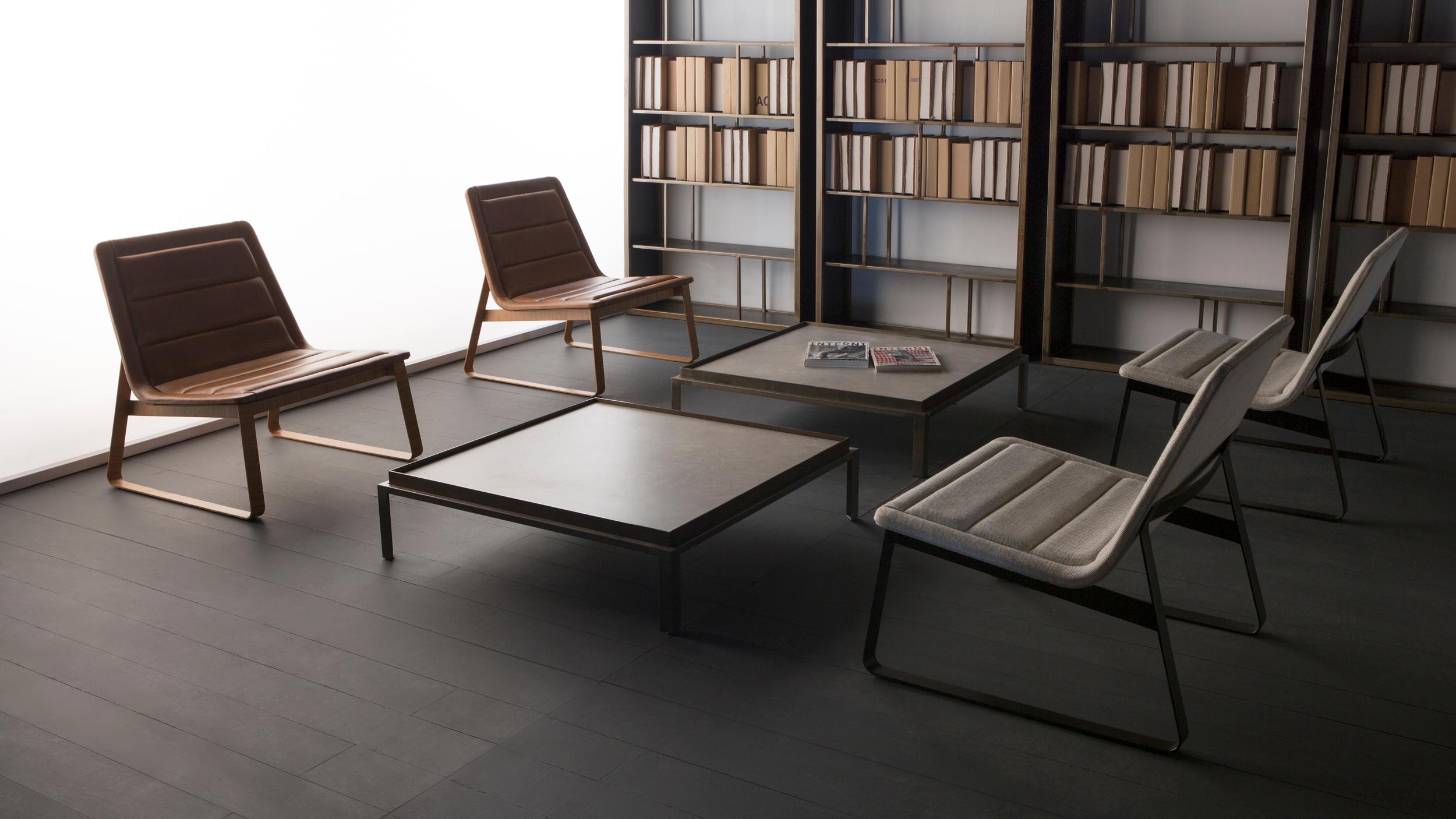 Table basse grise par Doimo Brasil
Dimensions :  L 96 x P 96 x H 25 cm 
MATERIAL : Base : Acier vieilli.  

Également disponible en L 124 x P 65 x H 25 cm. Veuillez nous contacter.  

Dans un souci de bon goût et de personnalité, Doimo décrypte les