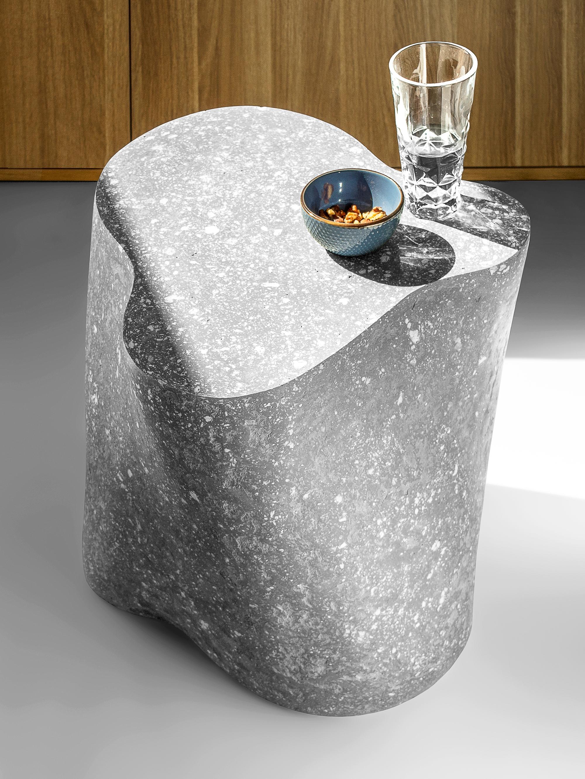 Table basse grise par Kasanai
Dimensions : 45 x 42 x 43 cm : D 45 x L 42 x H 43 cm.
MATERIAL : Béton, bois, papier recyclé, colle, peinture.
10 kg.

Fabriquée à partir d'un mélange écologique de ciment, de papier recyclé, de colle et de peinture,