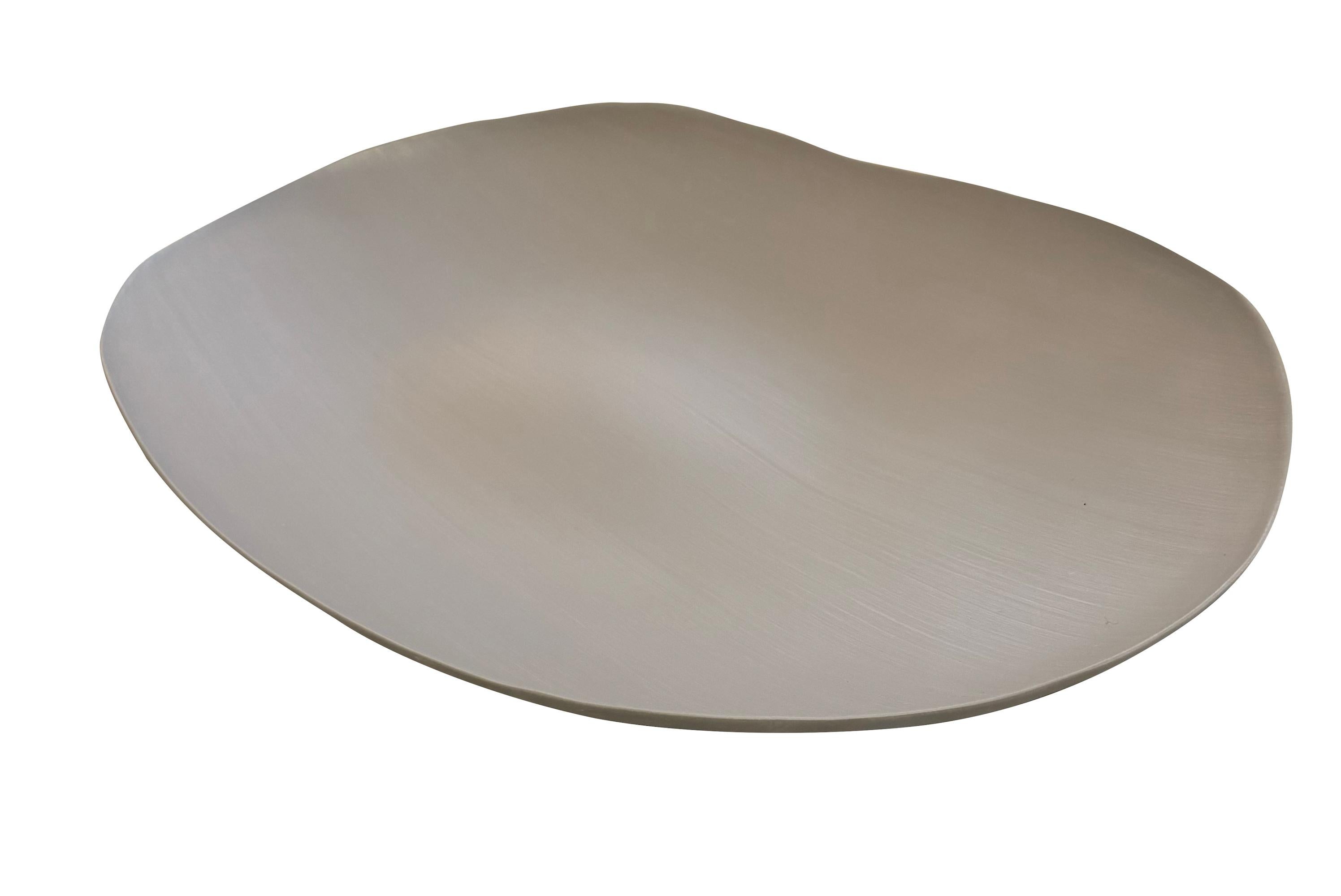 Graue Farbe Fine Ceramic Petal Shaped Hand Made Tablett, Italien, Contemporary (Italienisch) im Angebot