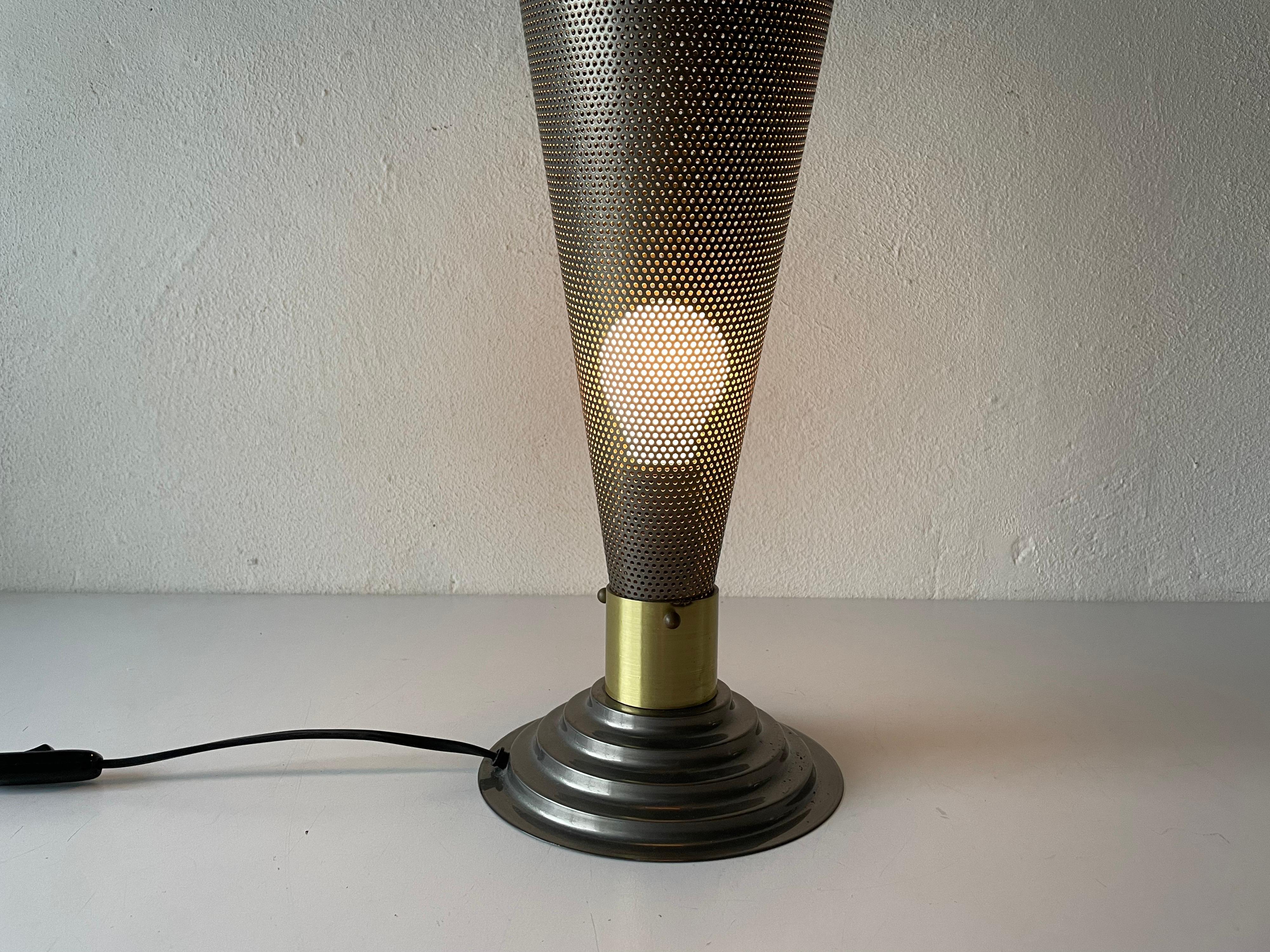 Lampe de bureau grise à motif conique, dans le style de Mathieu Matgot, 1970, Allemagne en vente 3