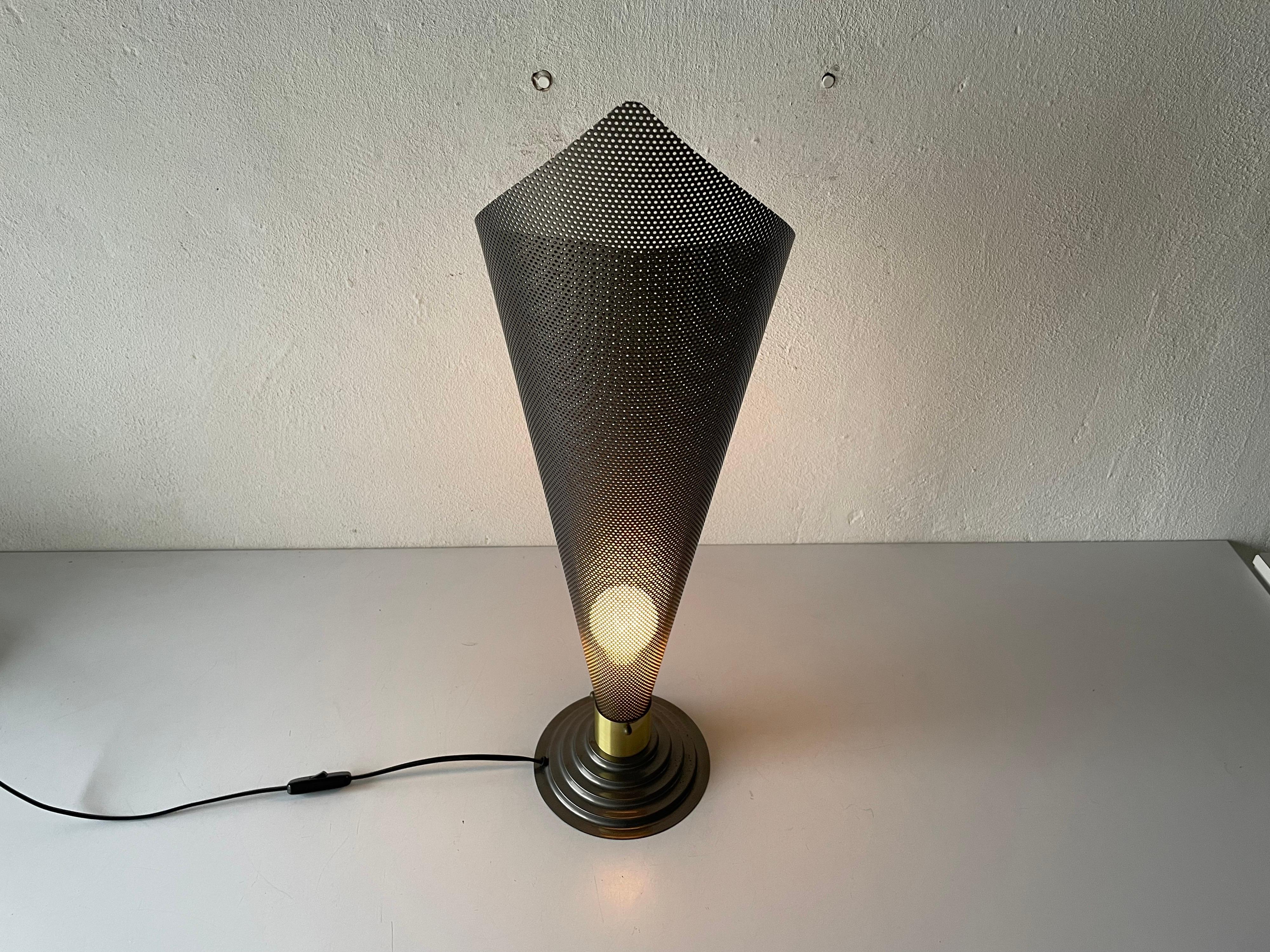 Lampe de bureau grise à motif conique, dans le style de Mathieu Matgot, 1970, Allemagne en vente 5