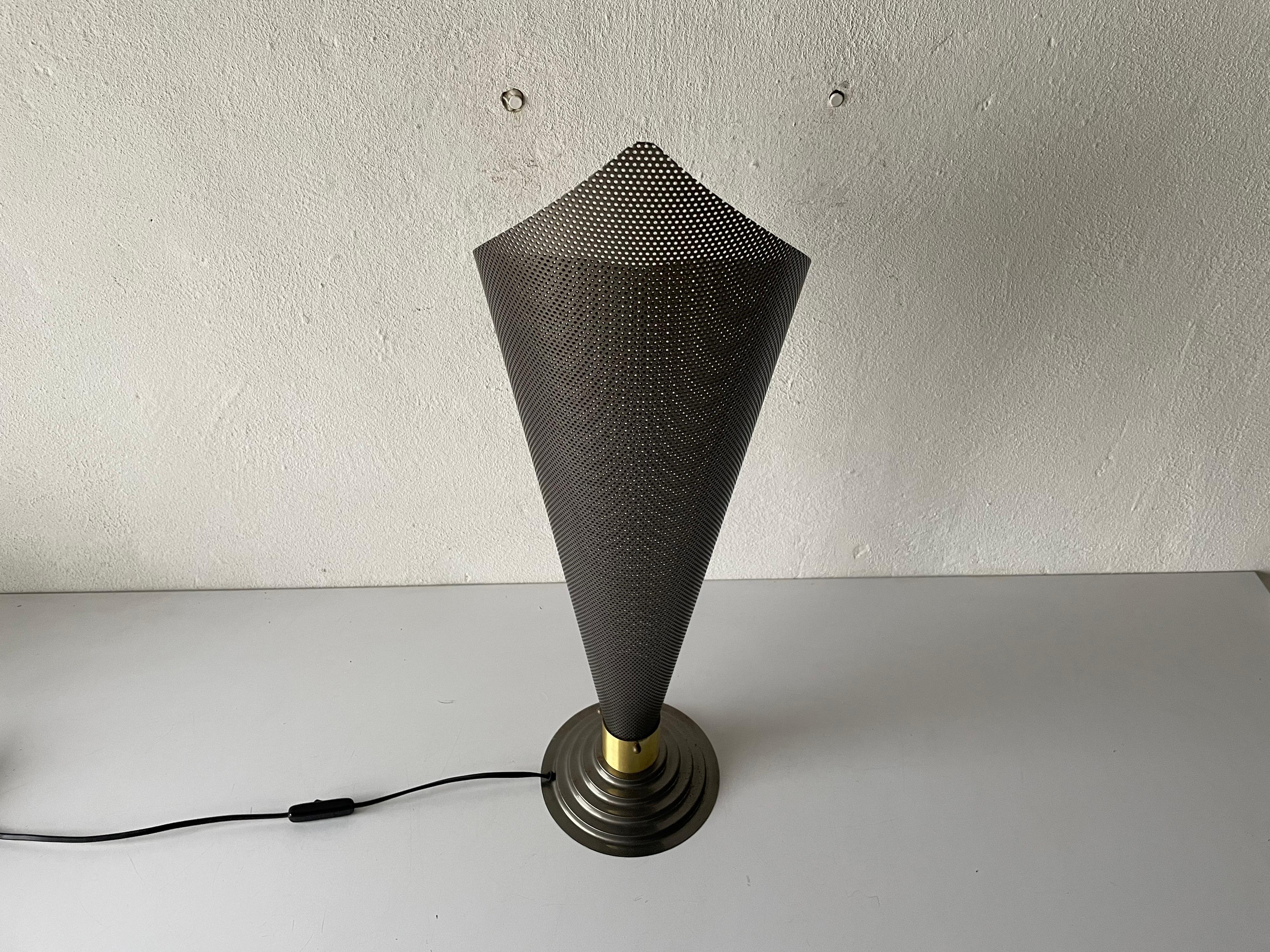Ère spatiale Lampe de bureau grise à motif conique, dans le style de Mathieu Matgot, 1970, Allemagne en vente