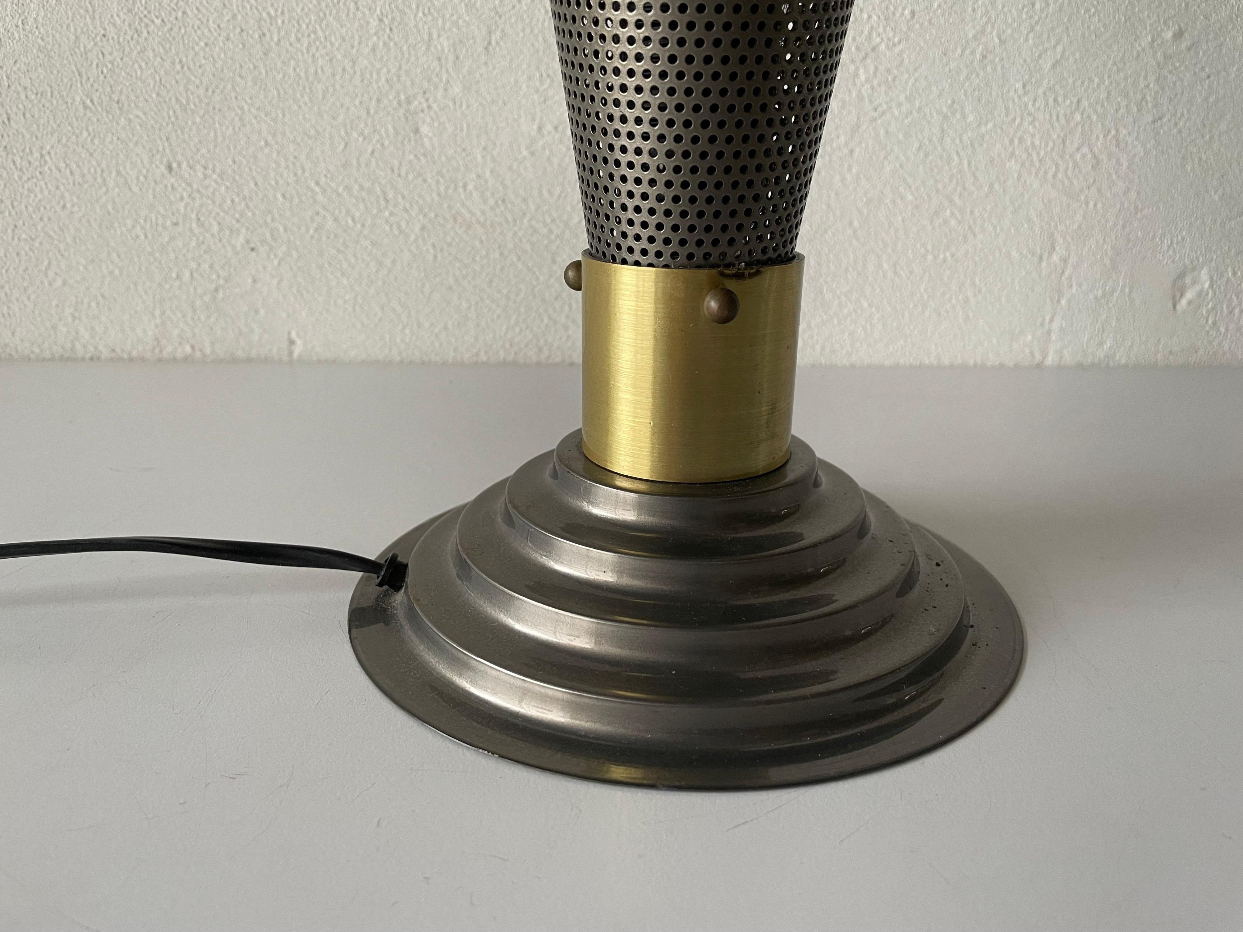 Lampe de bureau grise à motif conique, dans le style de Mathieu Matgot, 1970, Allemagne Bon état - En vente à Hagenbach, DE