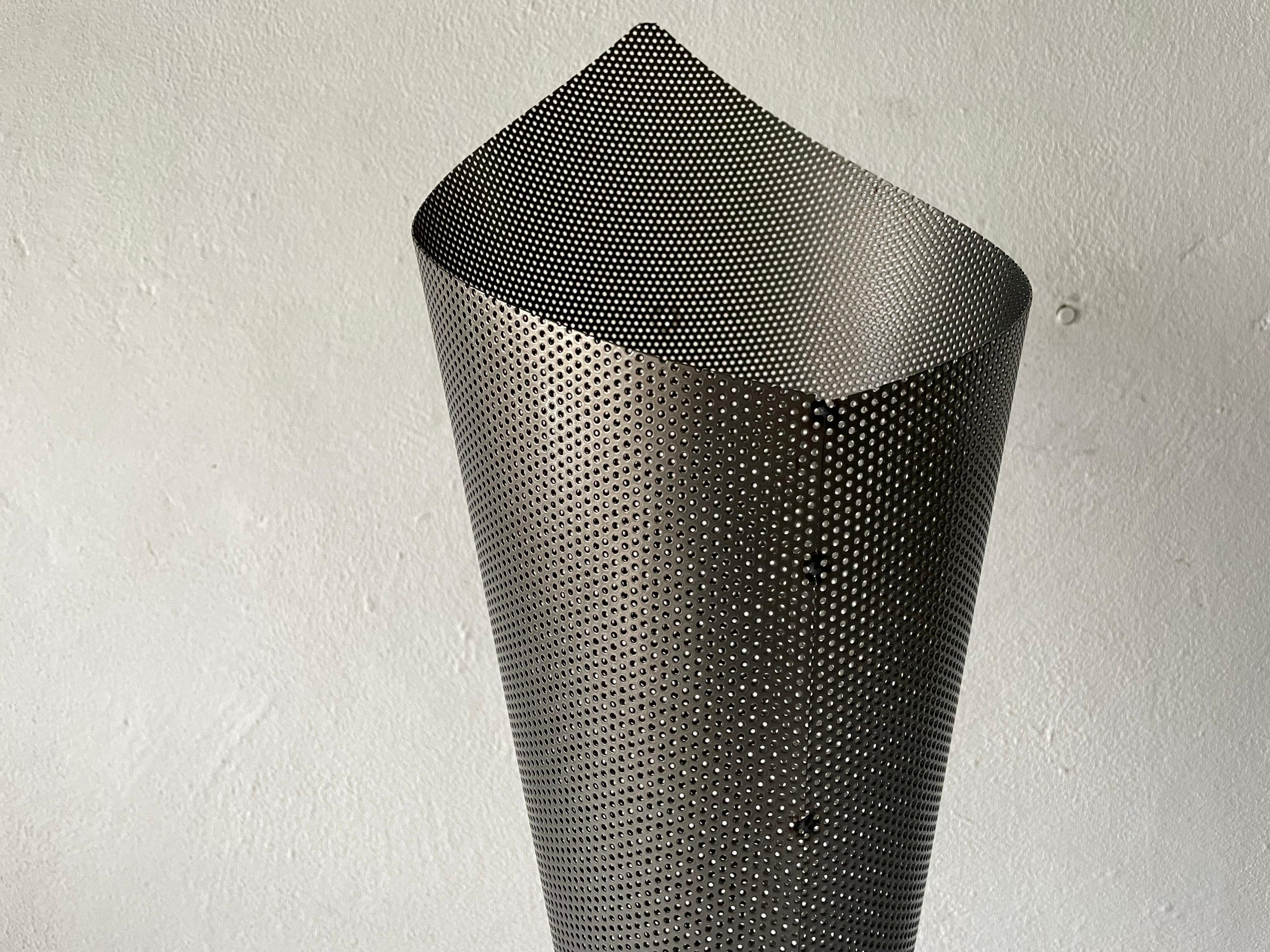 Lampe de bureau grise à motif conique, dans le style de Mathieu Matgot, 1970, Allemagne en vente 1
