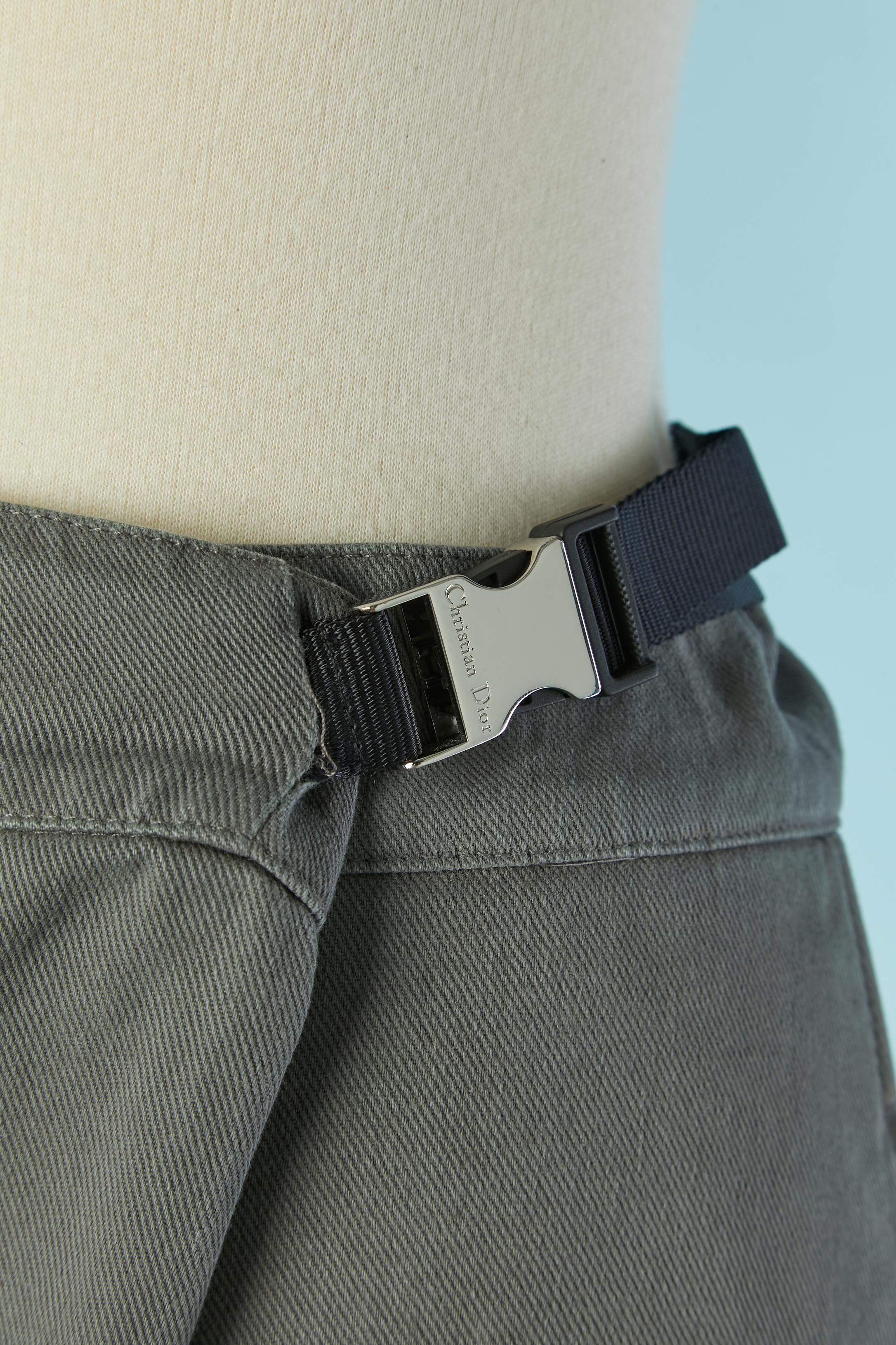 Pantalón baggy de algodón gris con estampado de bambú . Bolsillo en ambos lados. Envoltura en la parte superior con cierre de botón, ojal y correa de nylon ( ajustable) 
TALLA M/L 