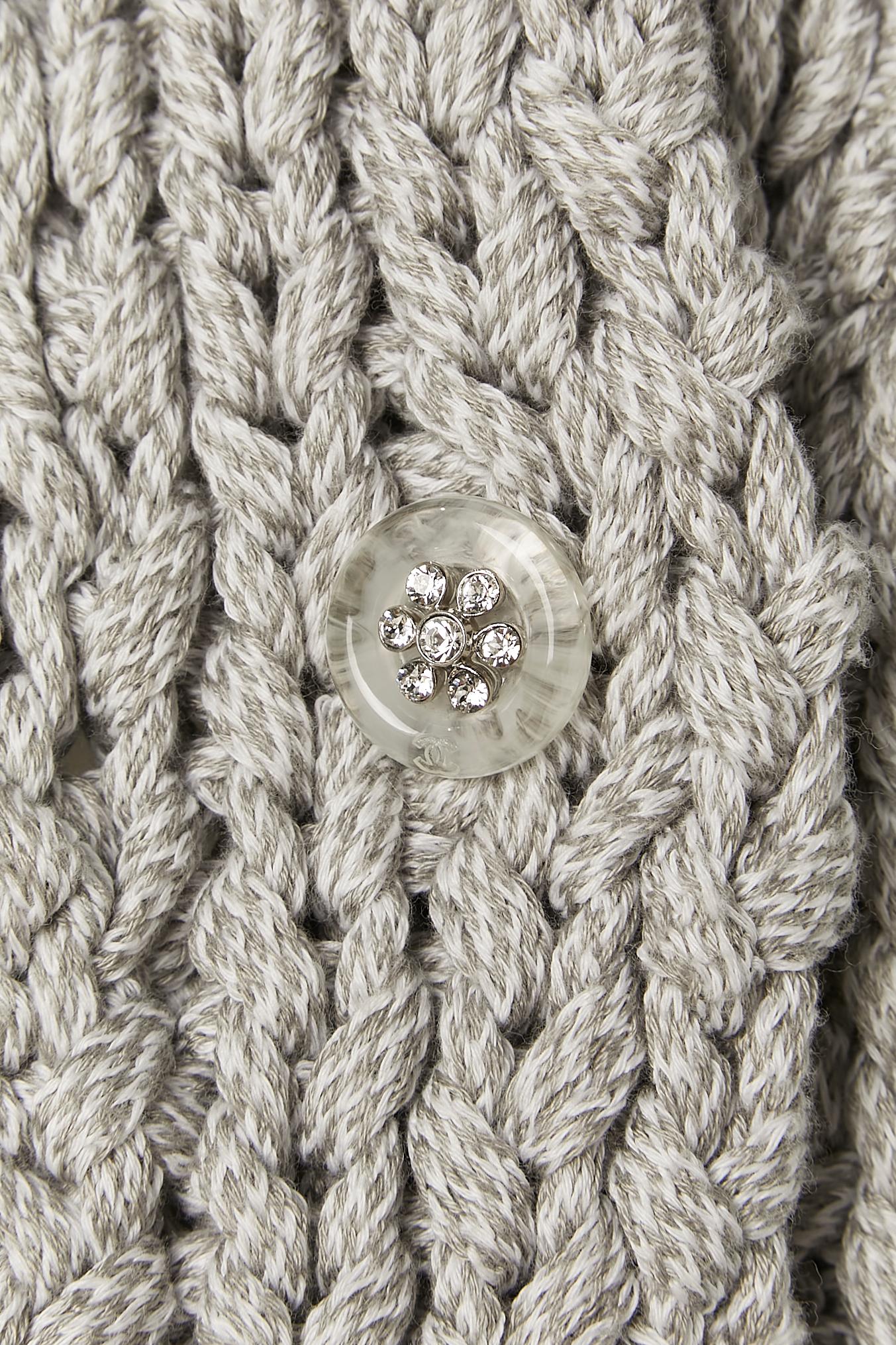 Chaqueta de punto transparente de algodón gris. Cierre de botón y ojal en la parte delantera central 
SOBRETAMAÑO 