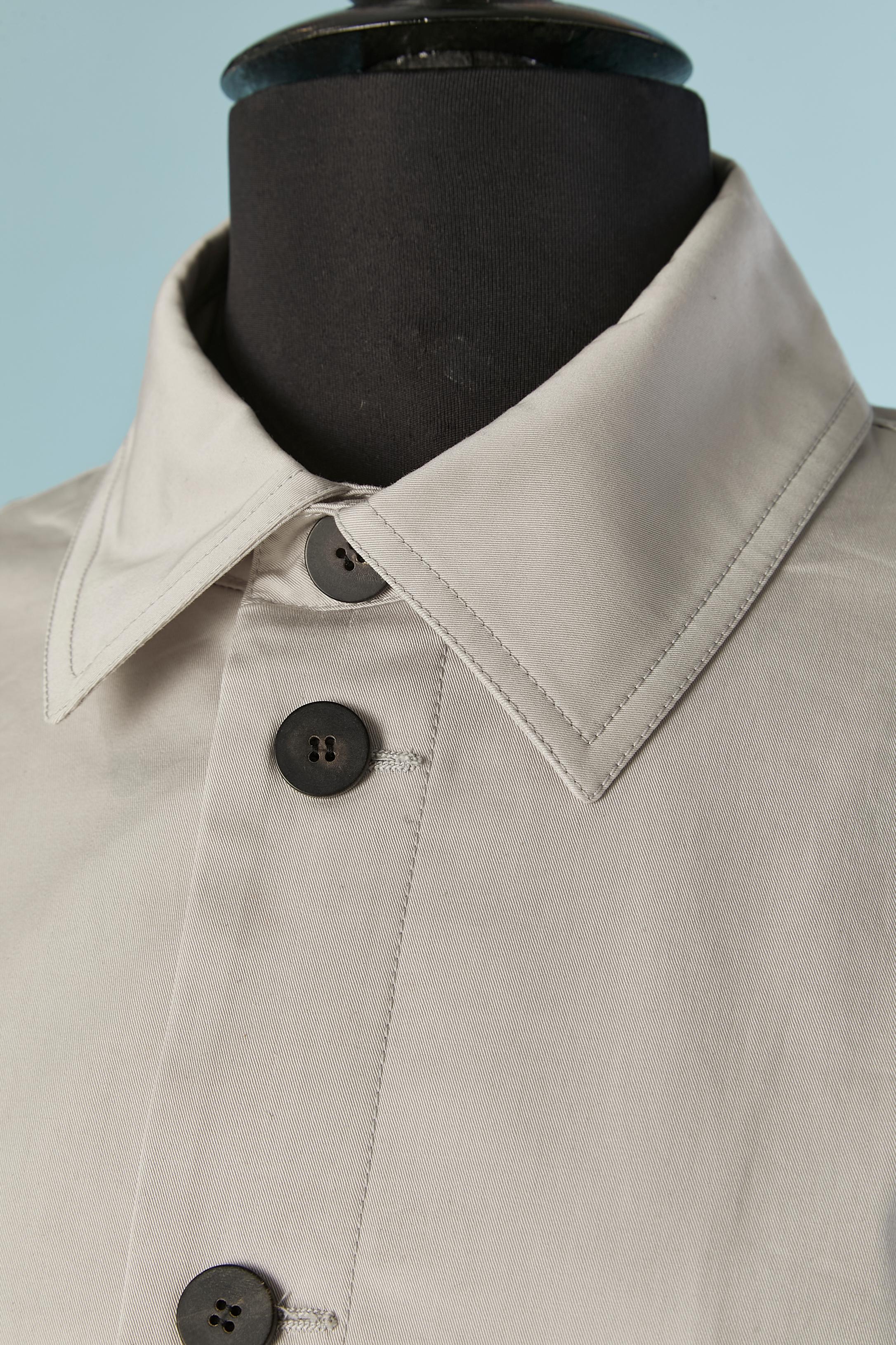 Camicia in cotone grigio con chiusura a bottoni e asole sul centro davanti e sui polsini. 
TAGLIA M/L 