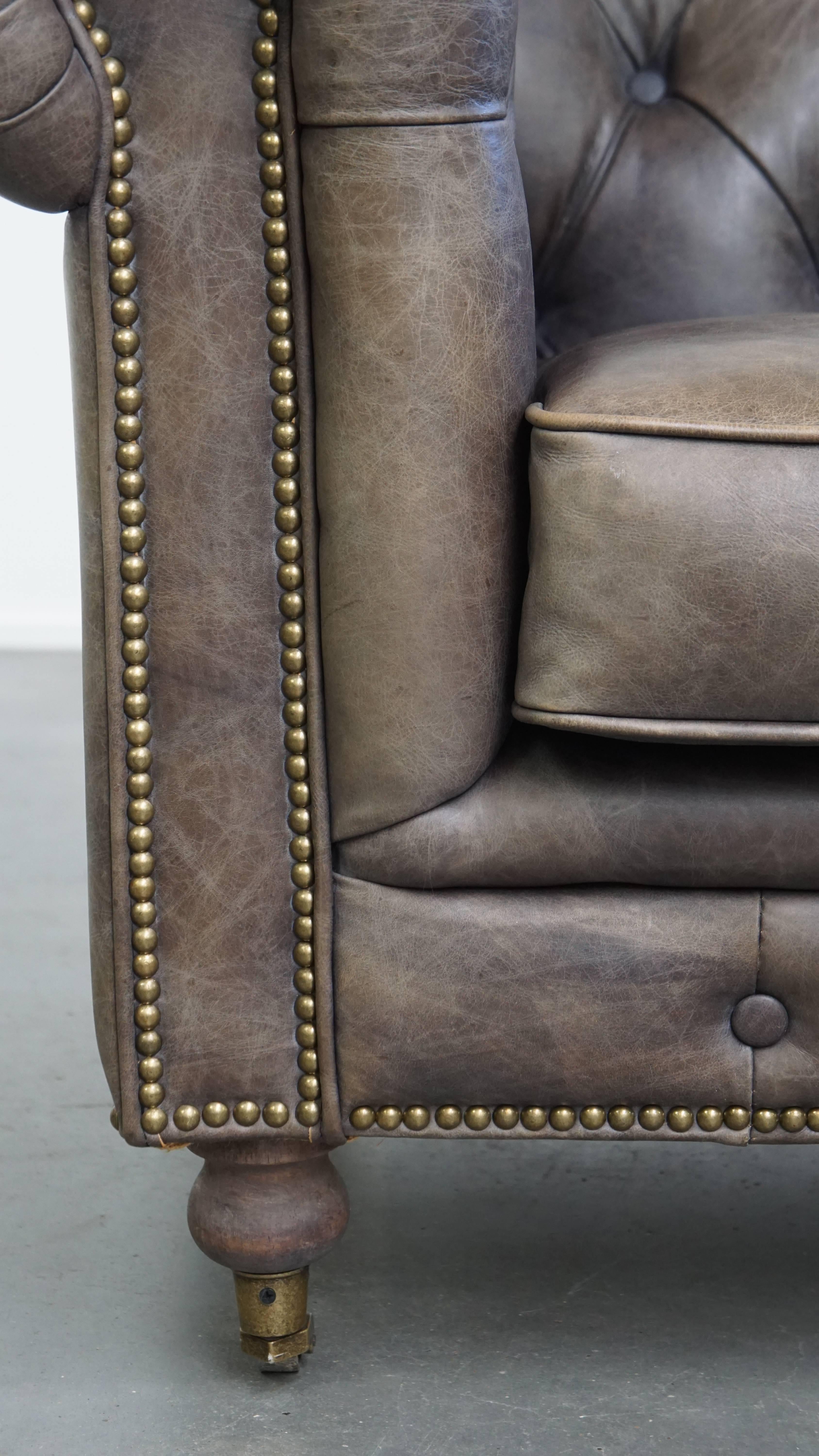 Grauer Chesterfield-Clubsessel aus Rindsleder im englischen Stil auf Rollen im Angebot 5
