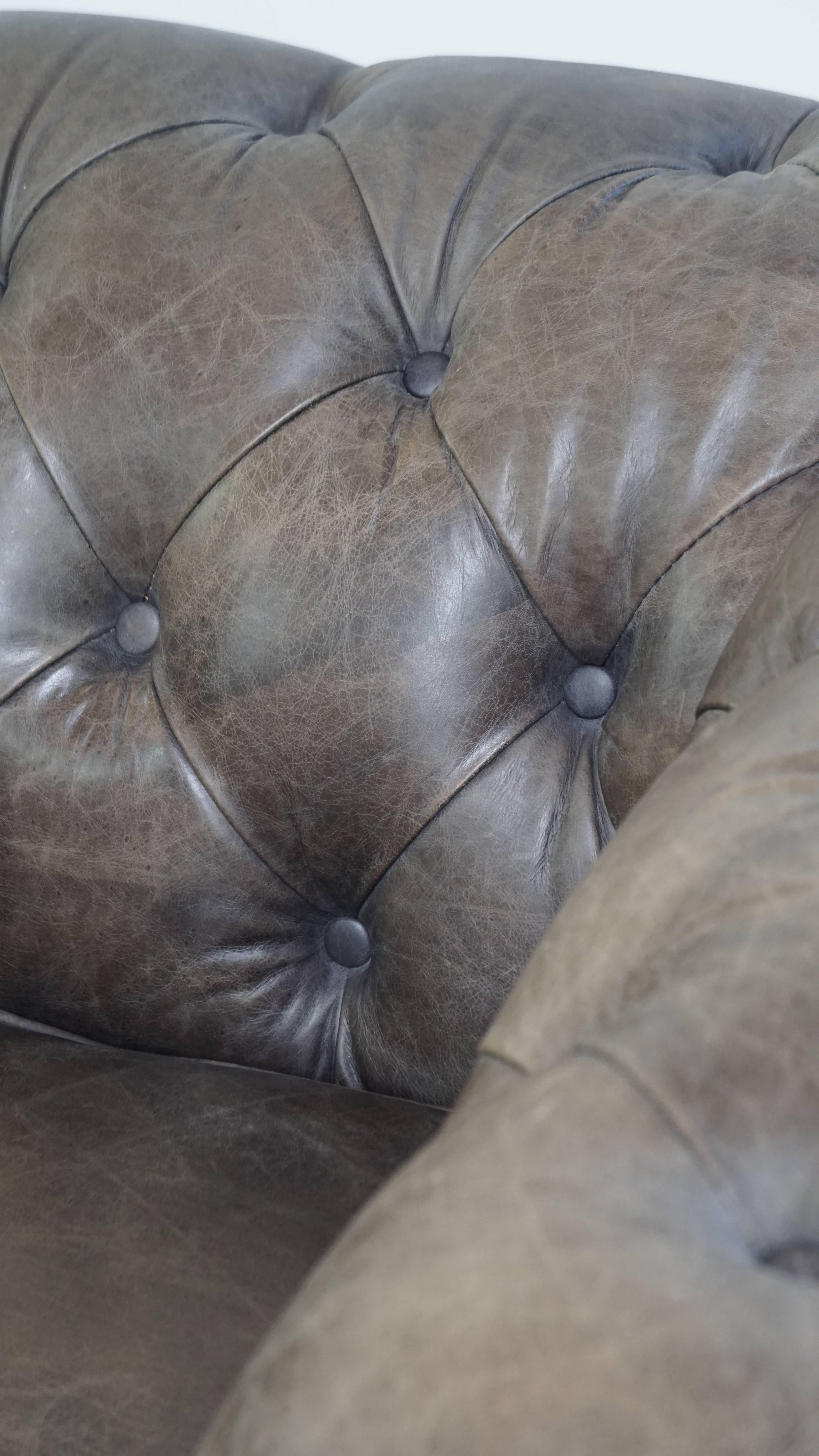 Grauer Chesterfield-Clubsessel aus Rindsleder im englischen Stil auf Rollen im Angebot 7
