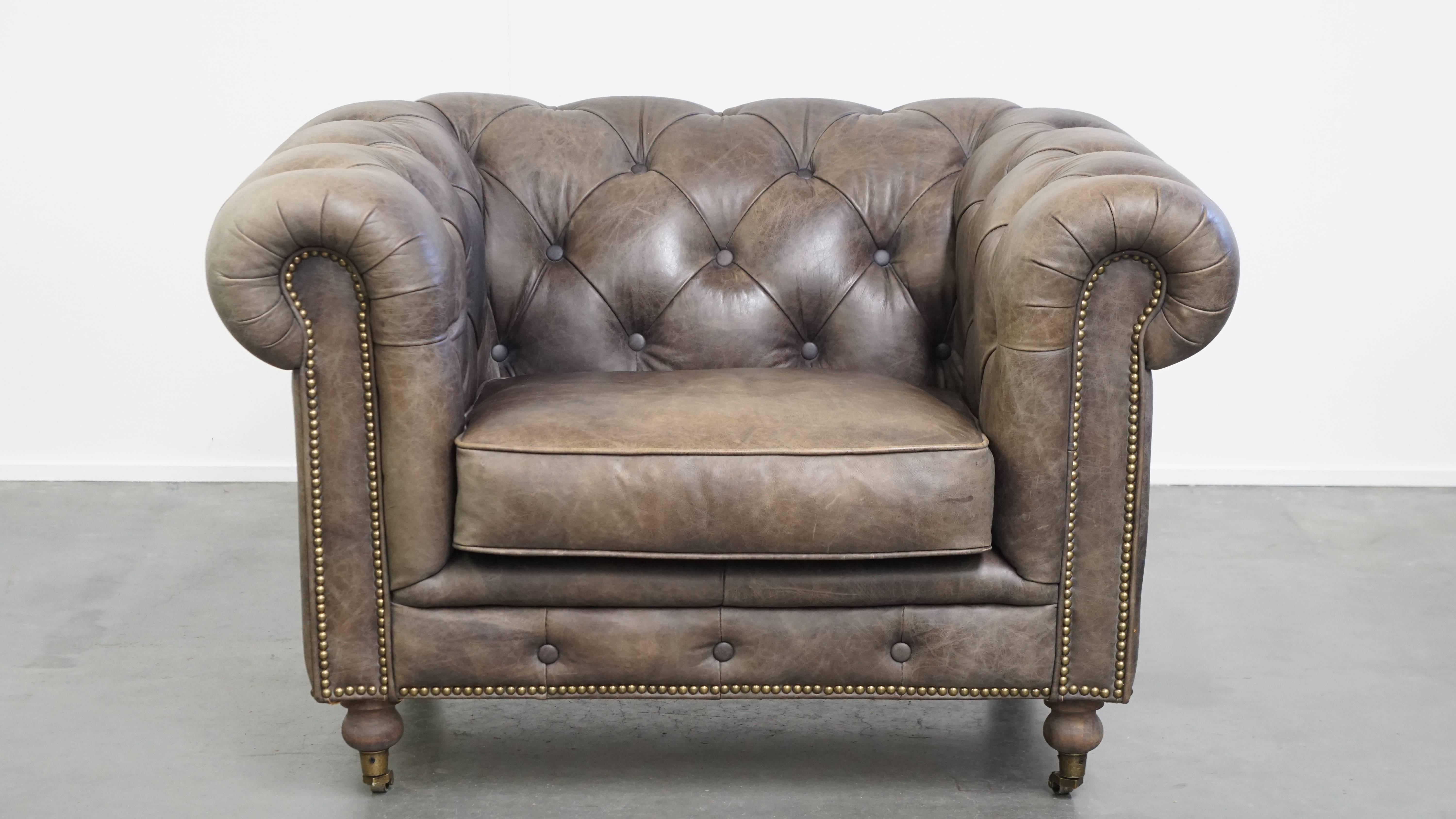 Angeboten wird hier ein einzigartiger und geräumiger grauer Chesterfield Clubsessel aus Rindsleder im englischen Stil auf Rollen. Dieser geräumige graue Chesterfield-Sessel aus Leder passt sowohl in klassische als auch in moderne Interieurs. Dank
