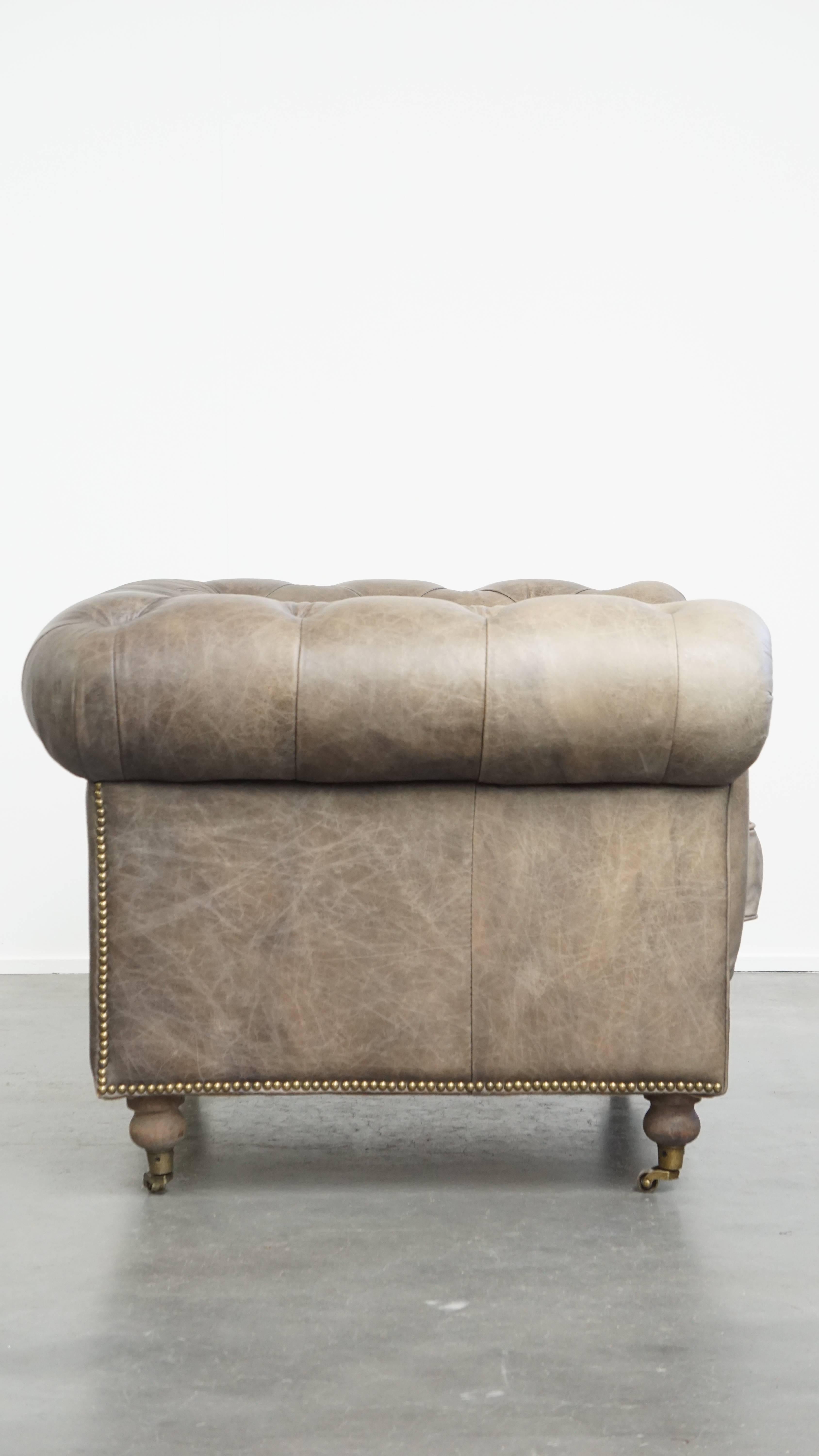 Grauer Chesterfield-Clubsessel aus Rindsleder im englischen Stil auf Rollen (Klassisch-römisch) im Angebot