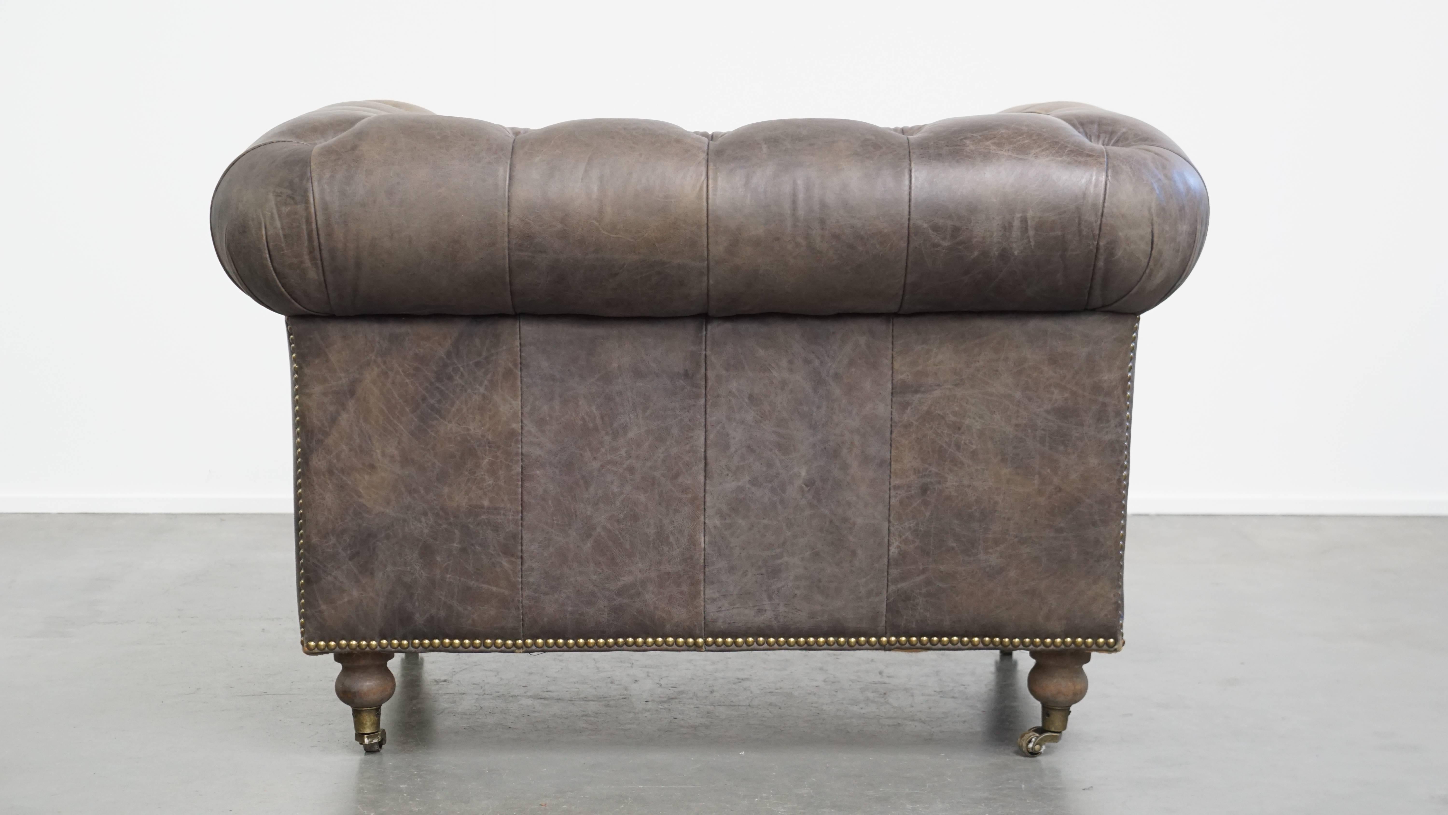 Grauer Chesterfield-Clubsessel aus Rindsleder im englischen Stil auf Rollen (Handgefertigt) im Angebot