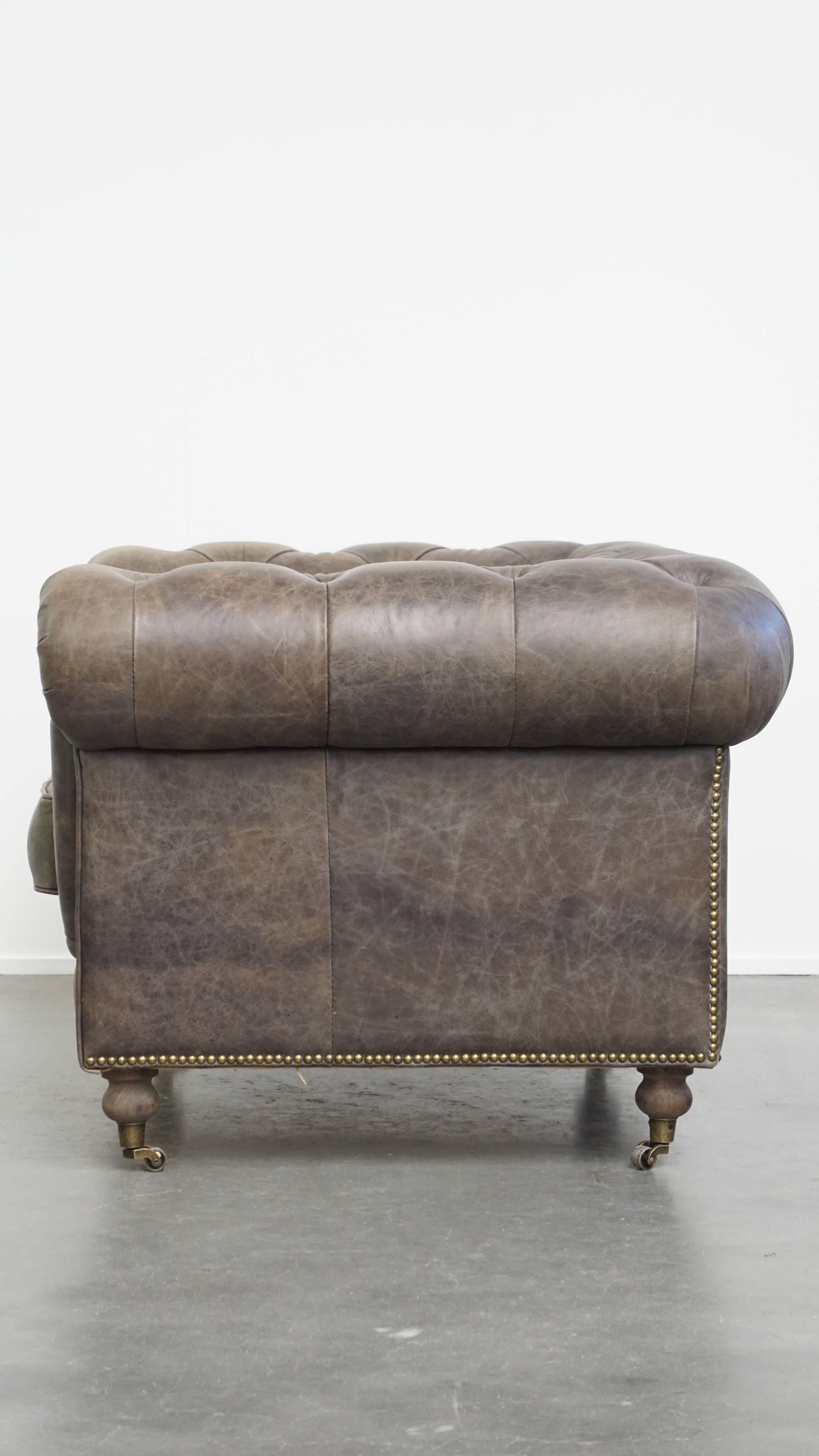 Grauer Chesterfield-Clubsessel aus Rindsleder im englischen Stil auf Rollen im Zustand „Gut“ im Angebot in Harderwijk, NL