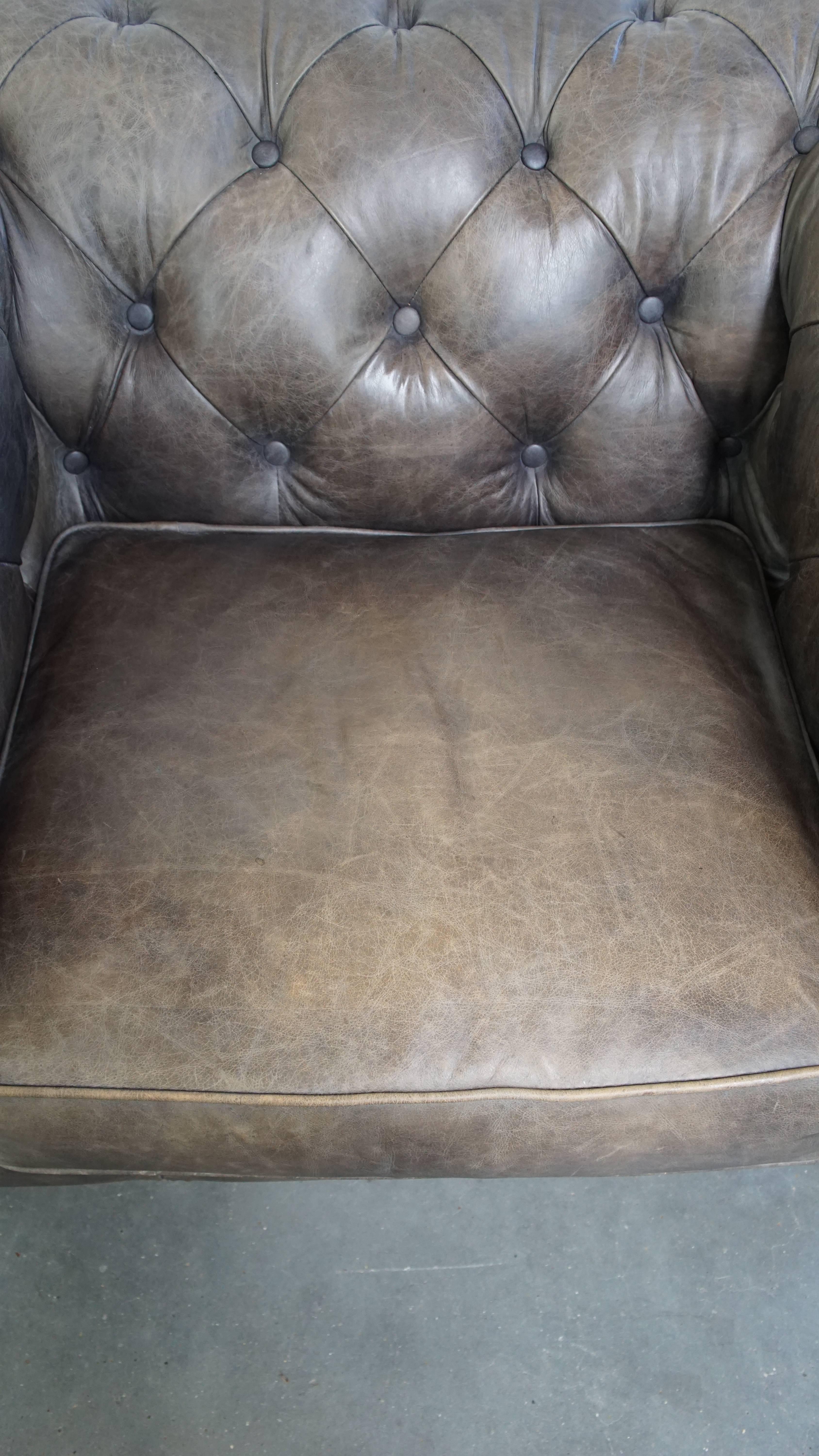Grauer Chesterfield-Clubsessel aus Rindsleder im englischen Stil auf Rollen (21. Jahrhundert und zeitgenössisch) im Angebot