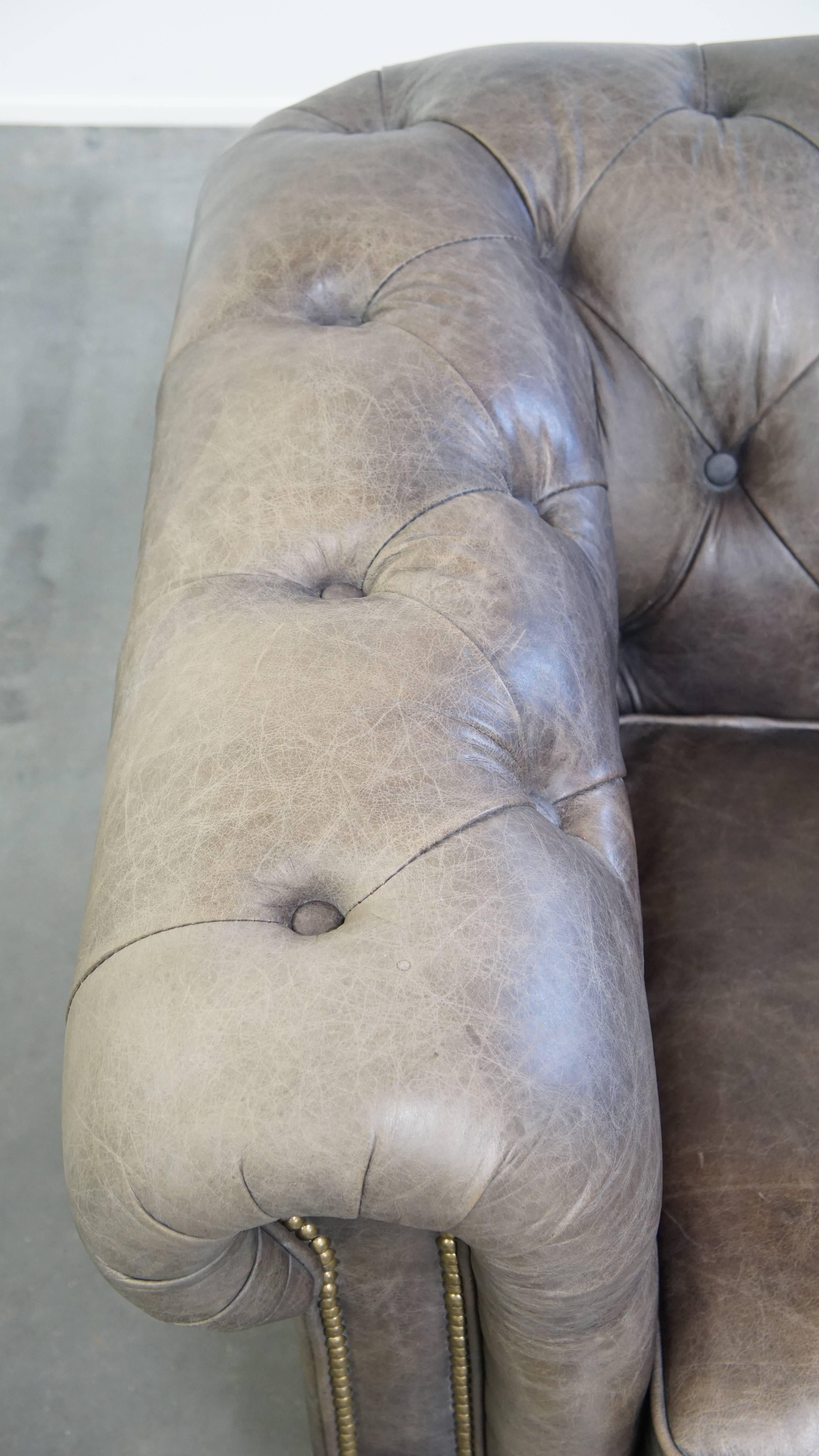 Grauer Chesterfield-Clubsessel aus Rindsleder im englischen Stil auf Rollen im Angebot 1