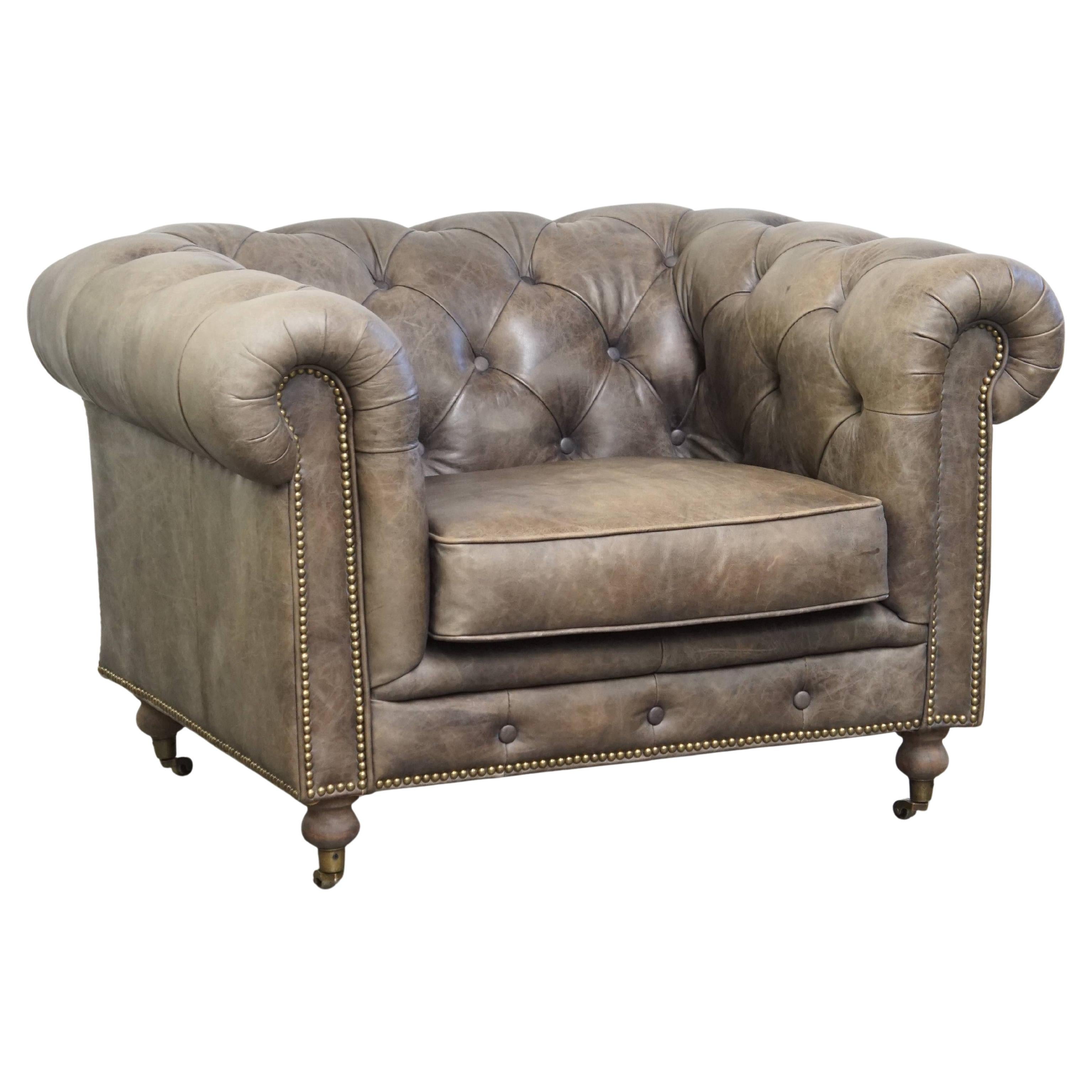 Grauer Chesterfield-Clubsessel aus Rindsleder im englischen Stil auf Rollen im Angebot