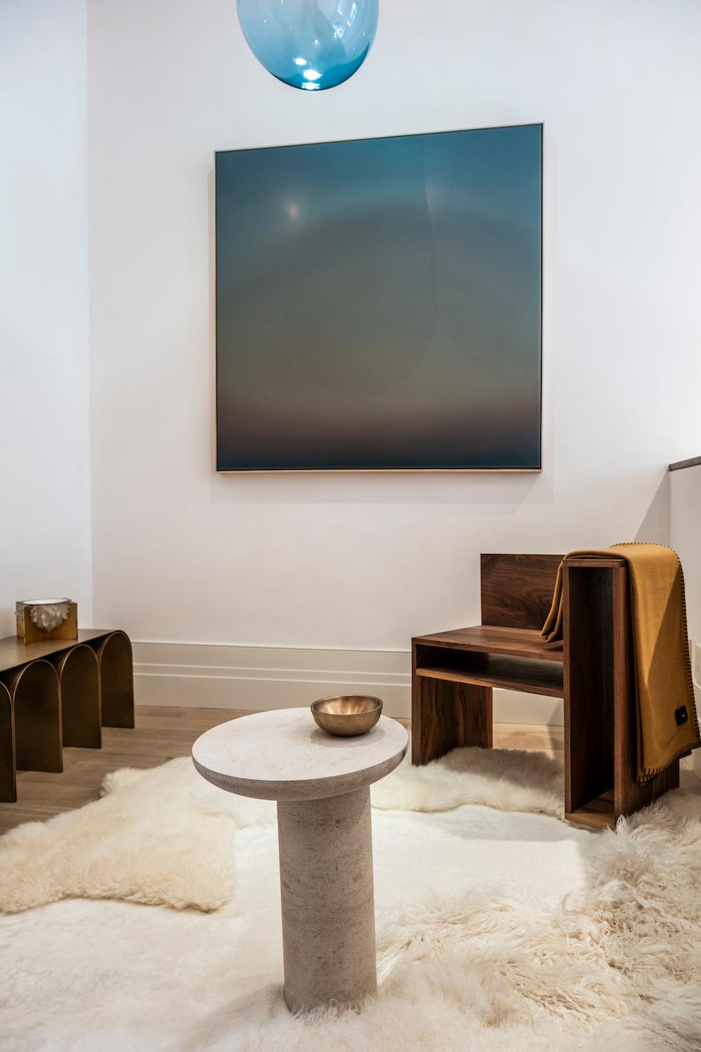 Table d'appoint Decomplexe en pierre grise sculptée par Frederic Saulou en vente 2