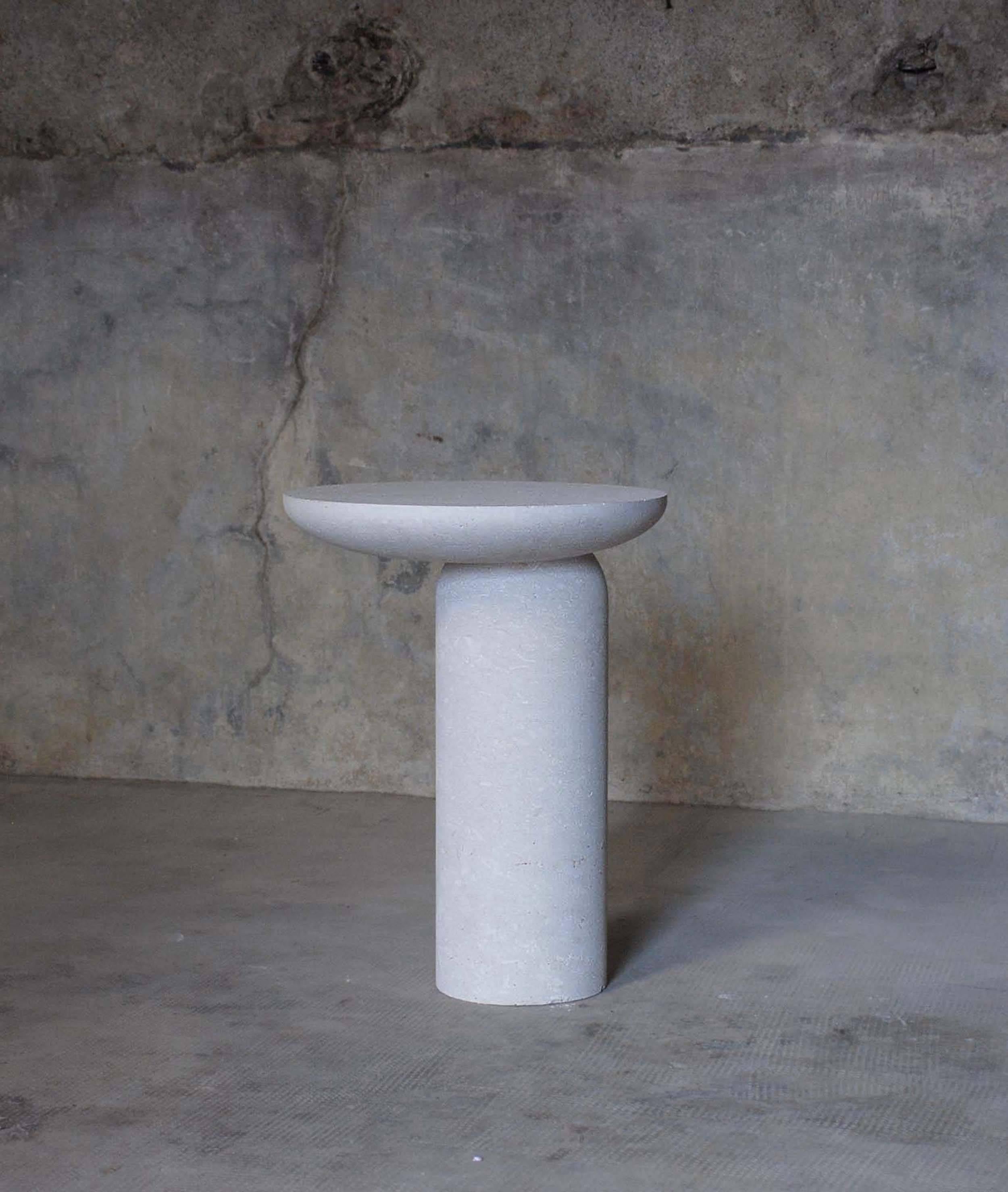 Français Table d'appoint en pierre grise « Decomplexe » sculptée par Frederic Saulou en vente