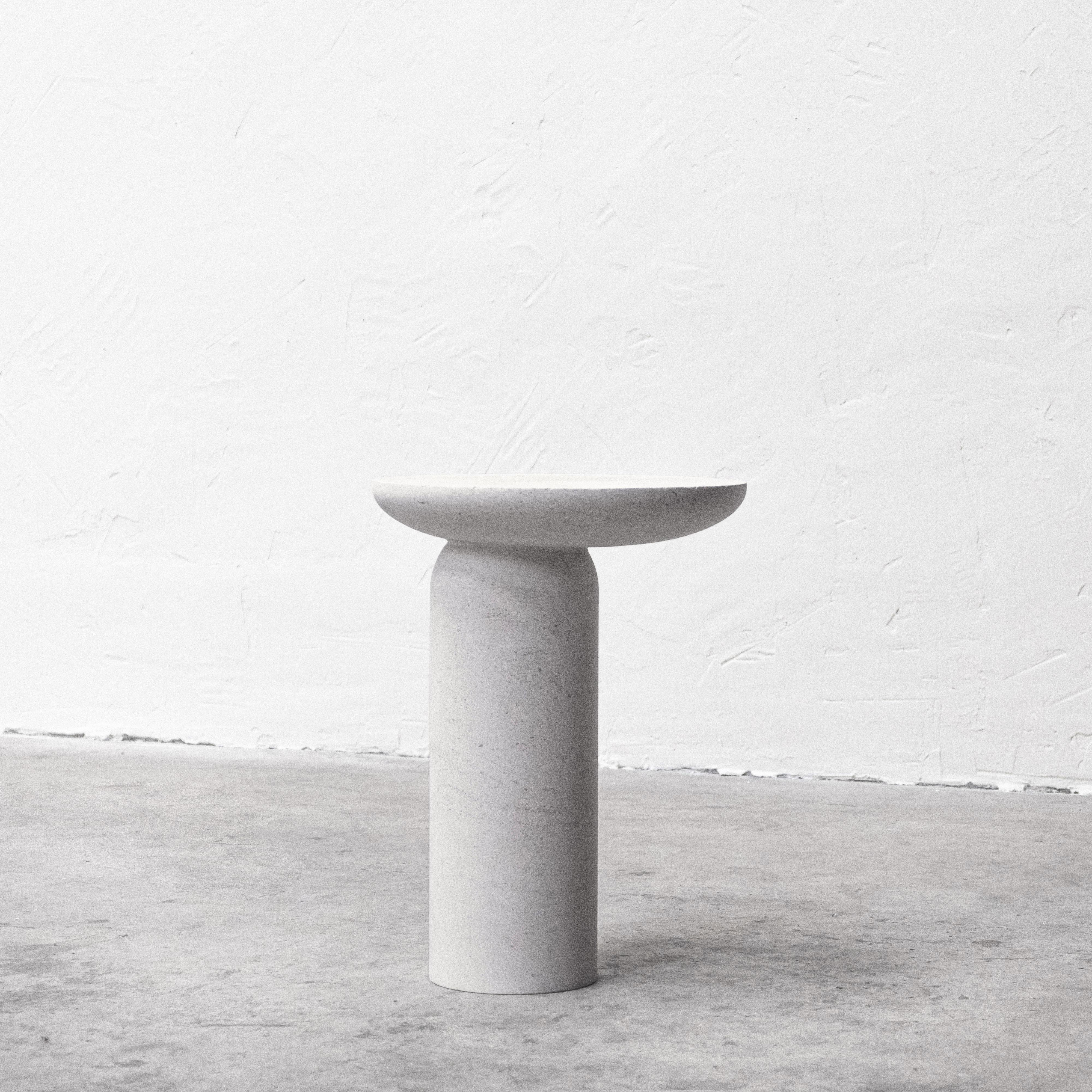 Français Table d'appoint Decomplexe en pierre grise sculptée par Frederic Saulou en vente