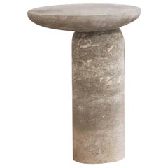 Table d'appoint Decomplexe en pierre grise sculptée par Frederic Saulou