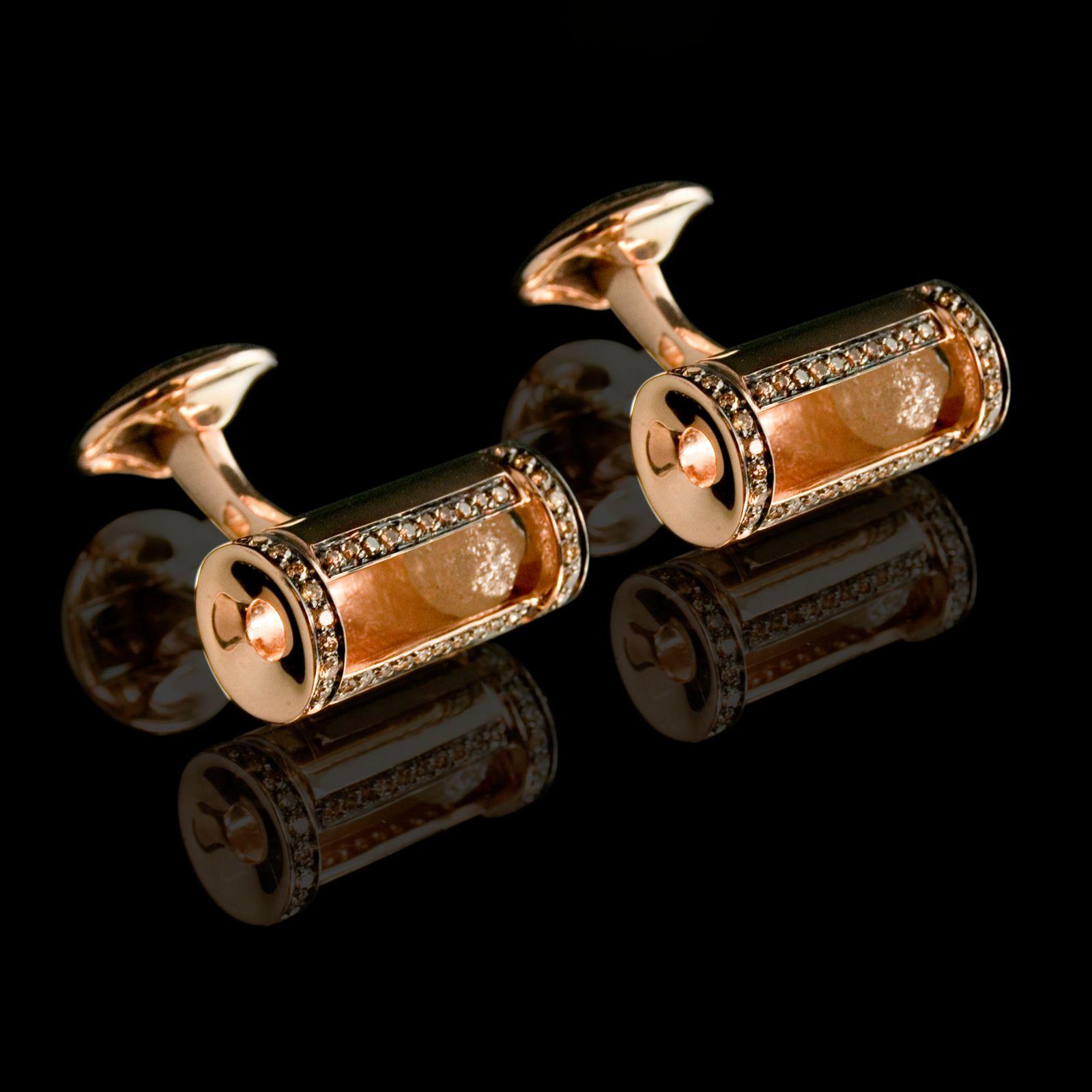 Una magnífica colección de diamantes en bruto y pulidos, engastados en un estuche simplista, decorado con marcos de diamantes en pavé. Una colección única de gemelos únicos, cada caja diseñada por expertos para capturar la periferia exacta de los