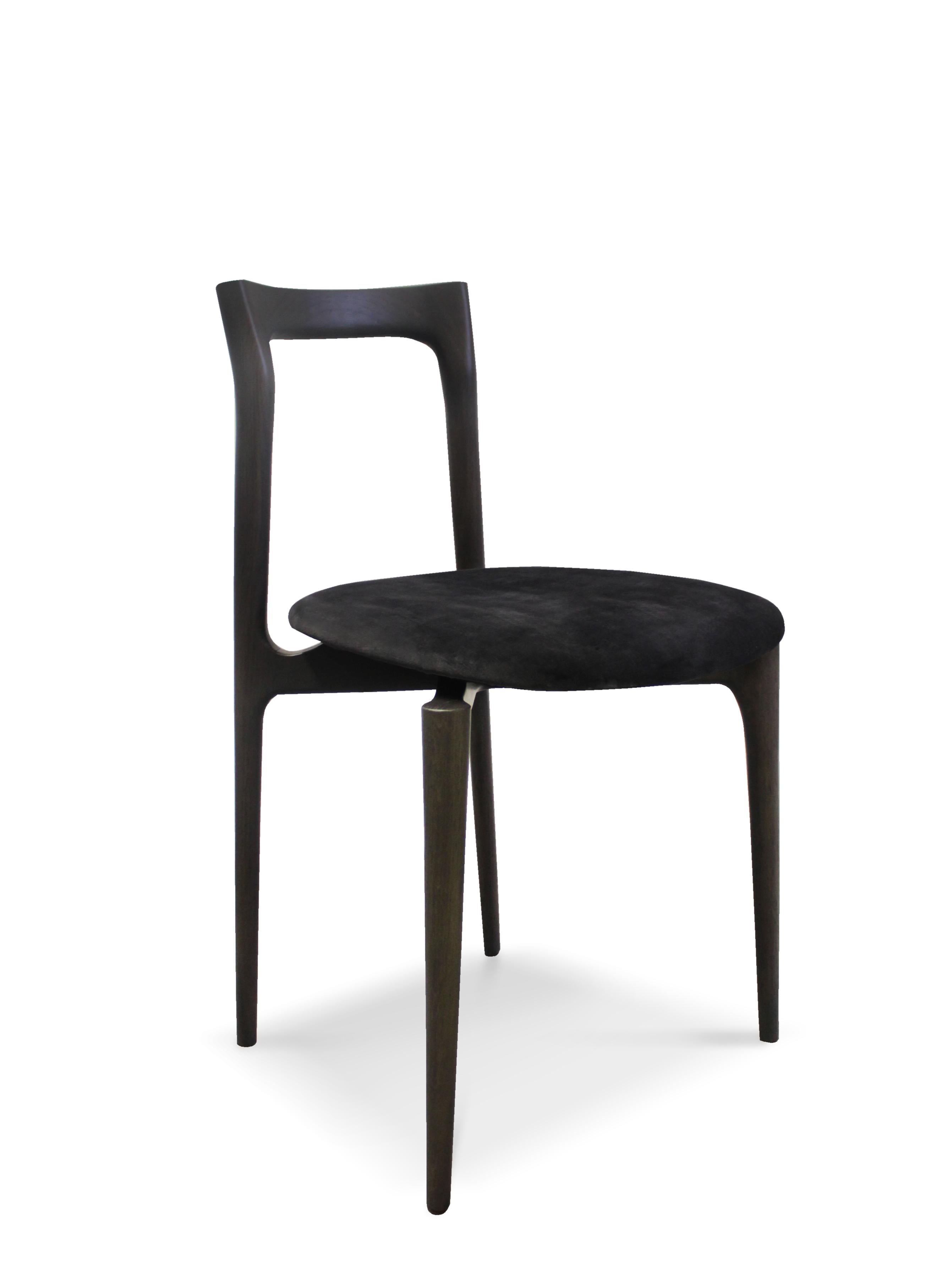Chaise de salle à manger grise de Collector
MATERIAUX : tapissé en cuir véritable Linea 645, structure en bois de chêne massif.
Dimensions : L 45 x P 50 x H 77 cm SH 48 cm
Le prix peut varier en fonction du matériau.

Avec une structure légère en