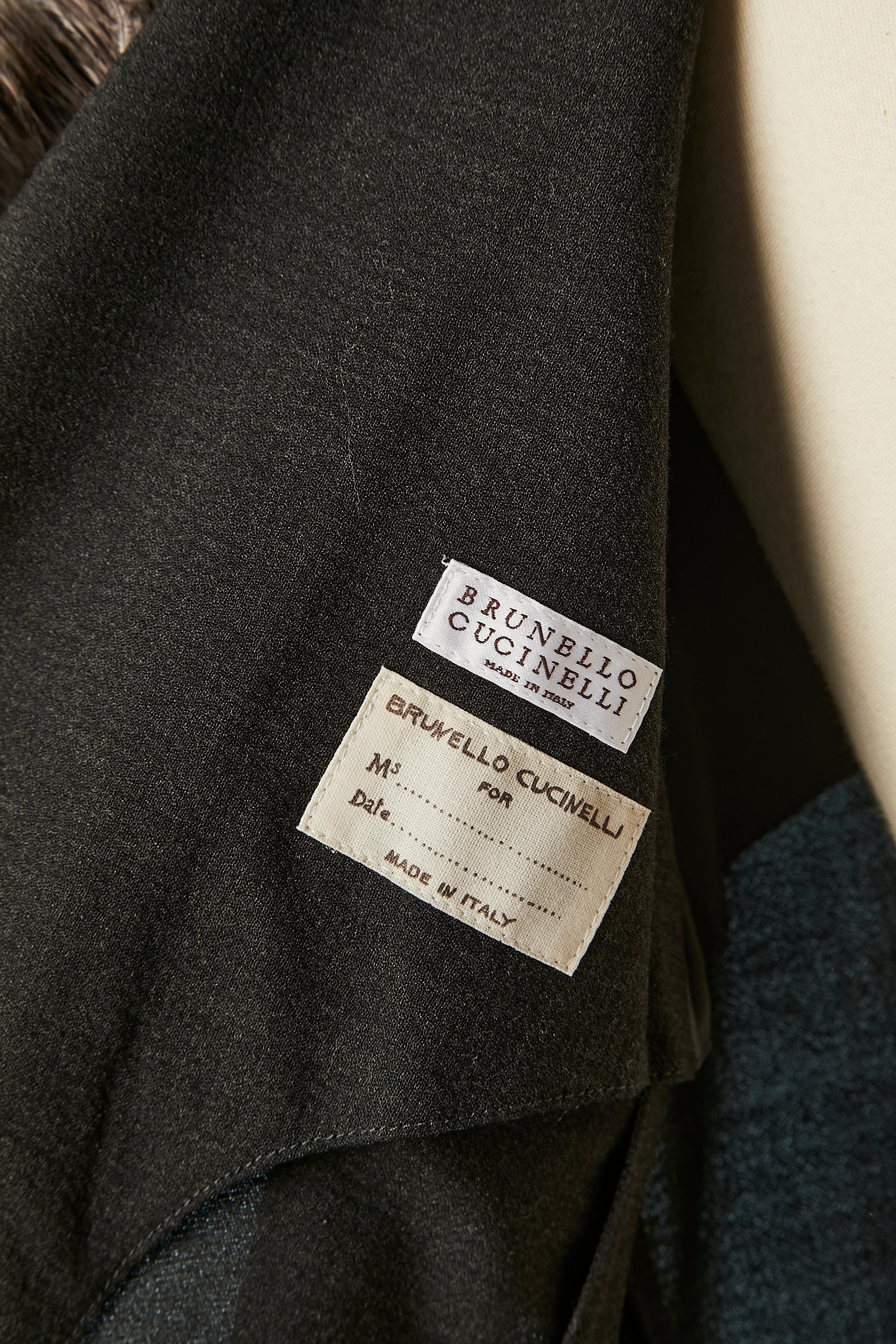 Chaqueta gris de doble botonadura con borde de plumas a lo largo del escote Brunello Cucinelli en venta 1