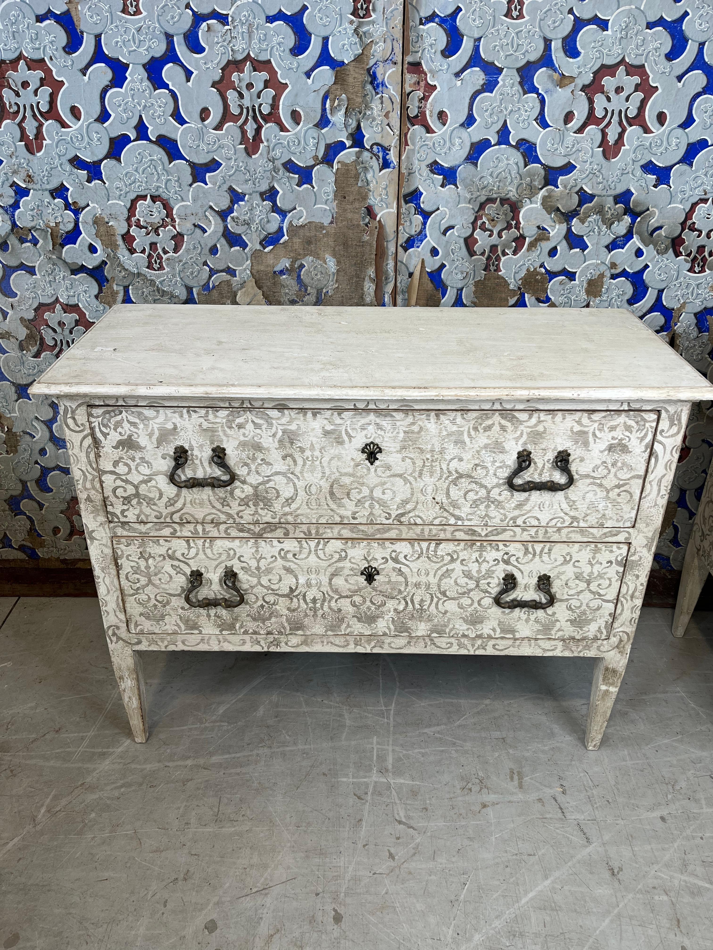 Coppia di cassettoni finemente decorati a mano nel nostro laboratorio in Toscana. Una deliziosa patina dal gusto antico.
I nostri prodotti sono realizzati con tecniche artigianali nel nostro laboratorio in Toscana, nel quale utilizziamo