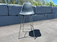 Tabouret de bar en plastique moulé Eames gris, Herman Miller