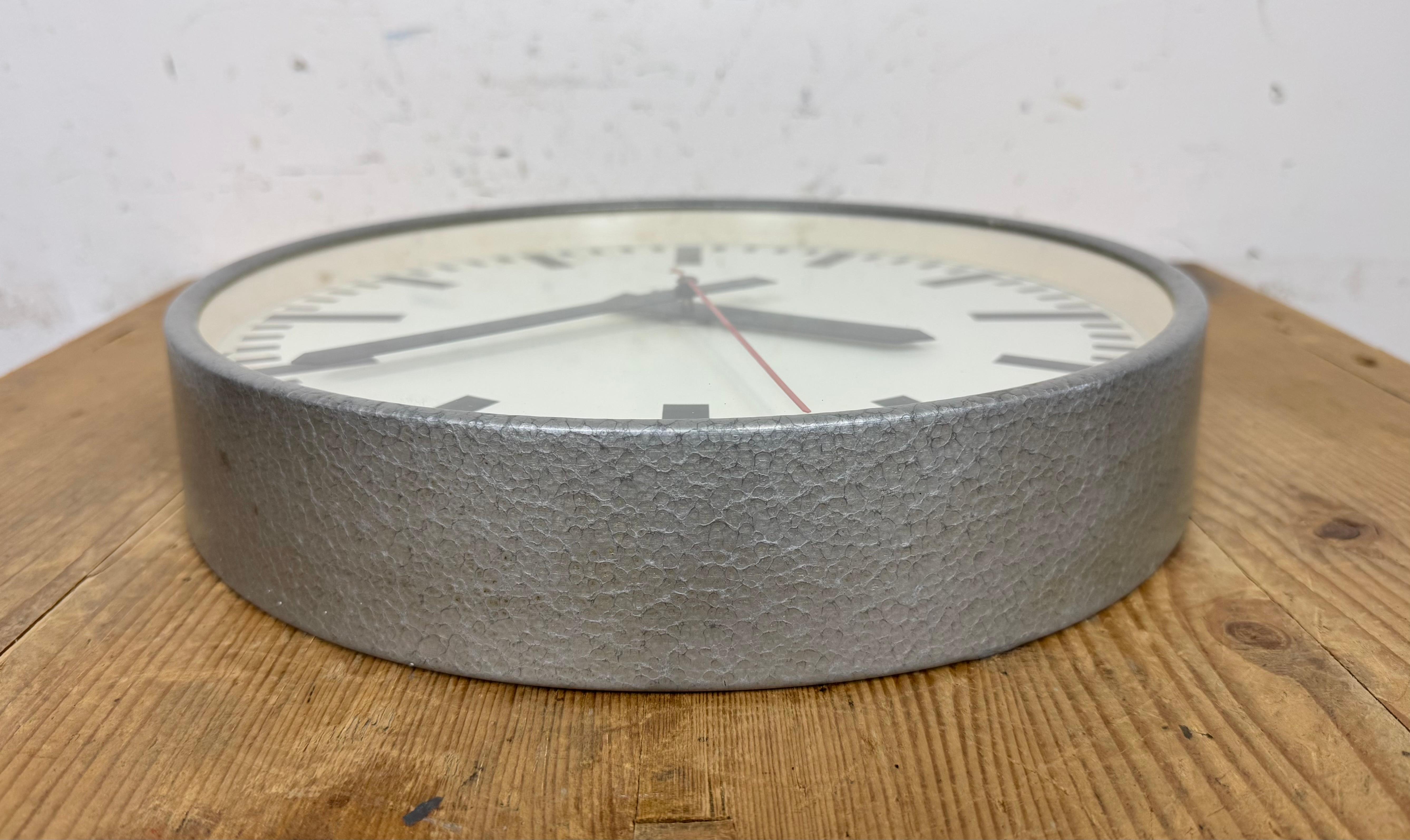 Grey German Industrial Electric Station Wall Clock from AEG, 1960s en venta 5