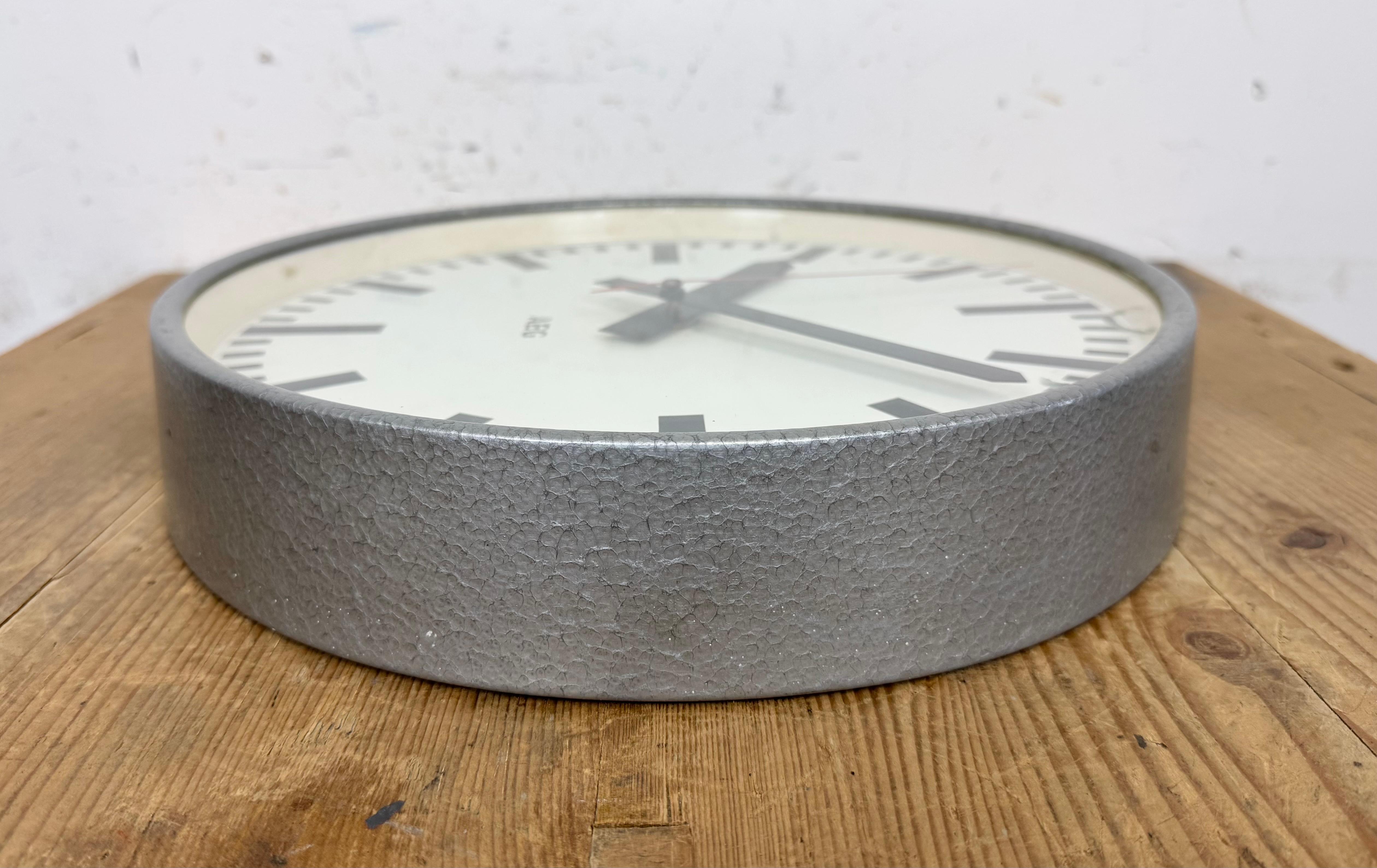 Grey German Industrial Electric Station Wall Clock from AEG, 1960s en venta 6