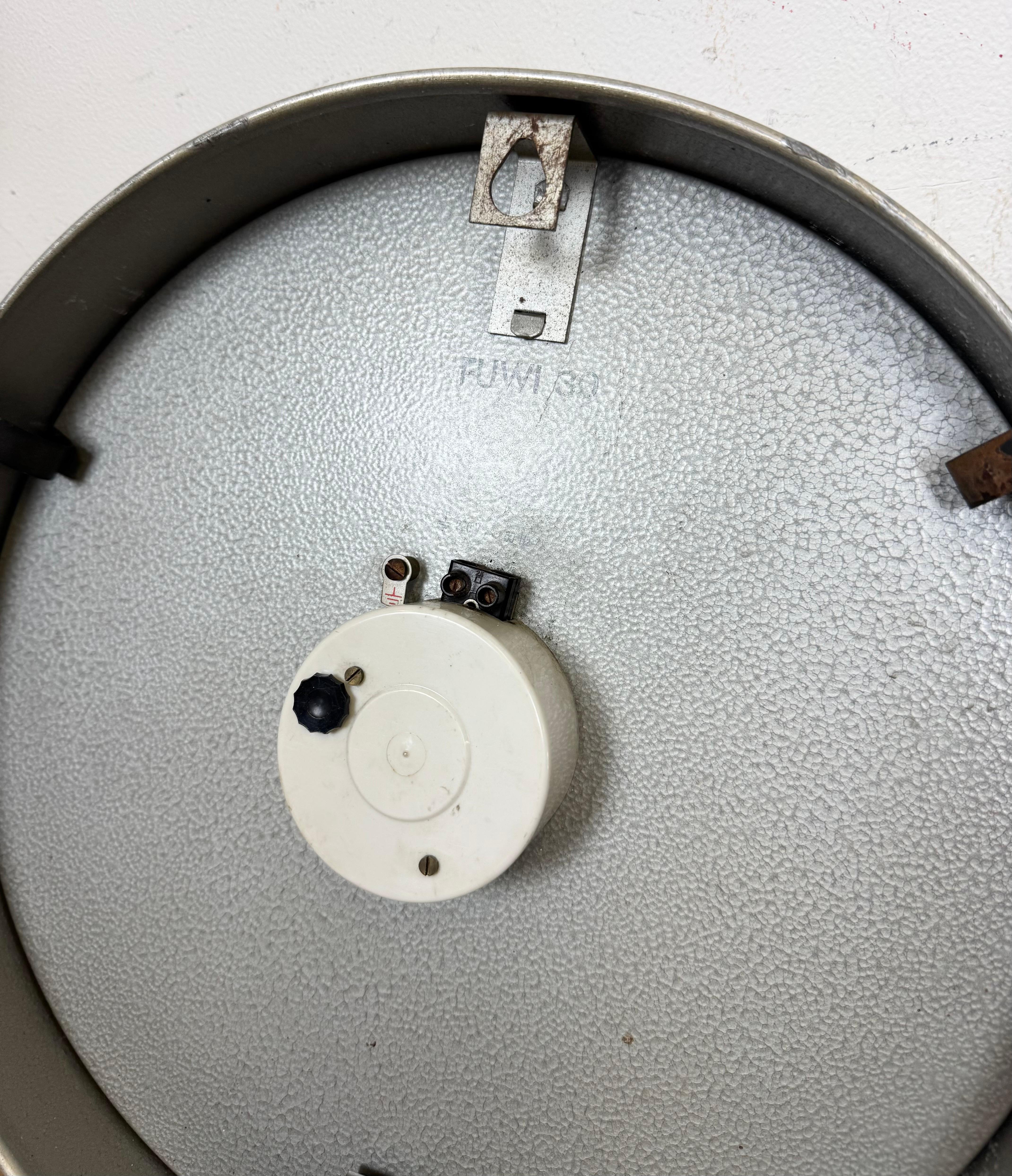 Grey German Industrial Electric Station Wall Clock from AEG, 1960s en venta 7
