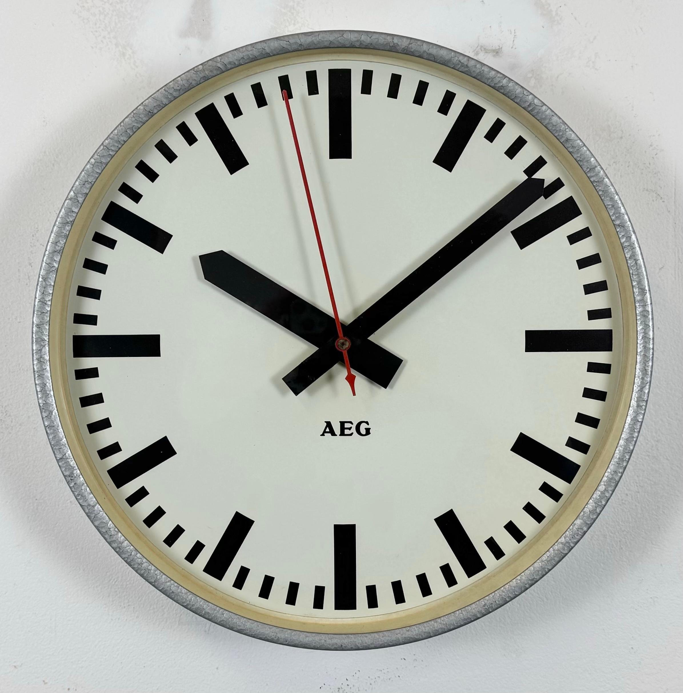 Grey German Industrial Electric Station Wall Clock from AEG, 1960s Alemán en venta